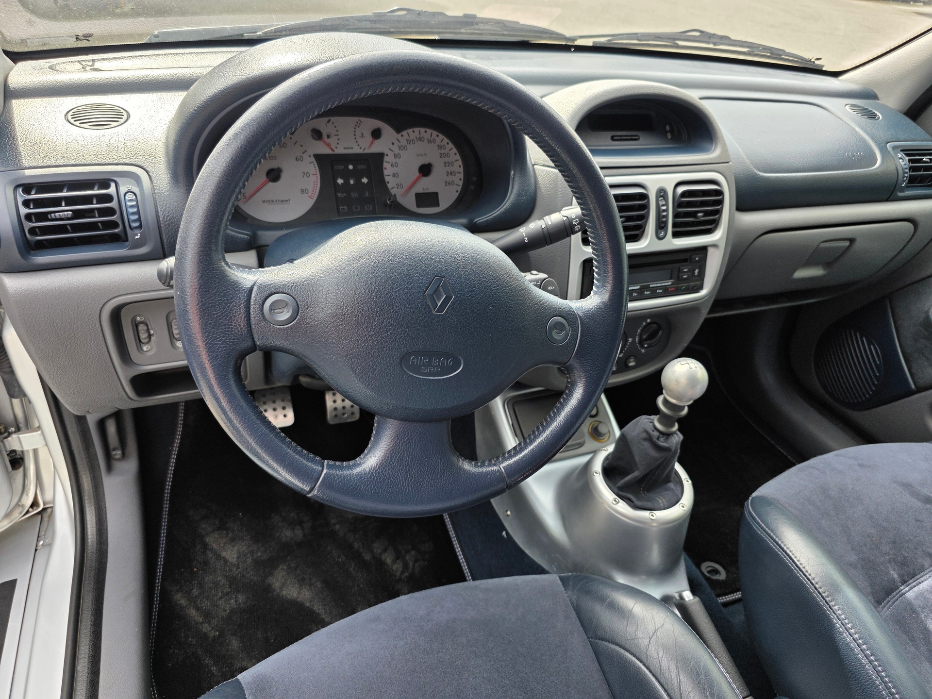 RENAULT Clio 3.0 V6-image-15
