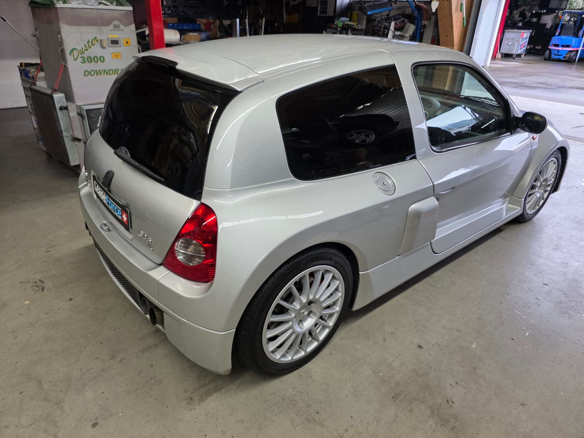RENAULT Clio 3.0 V6-showroom-element-2