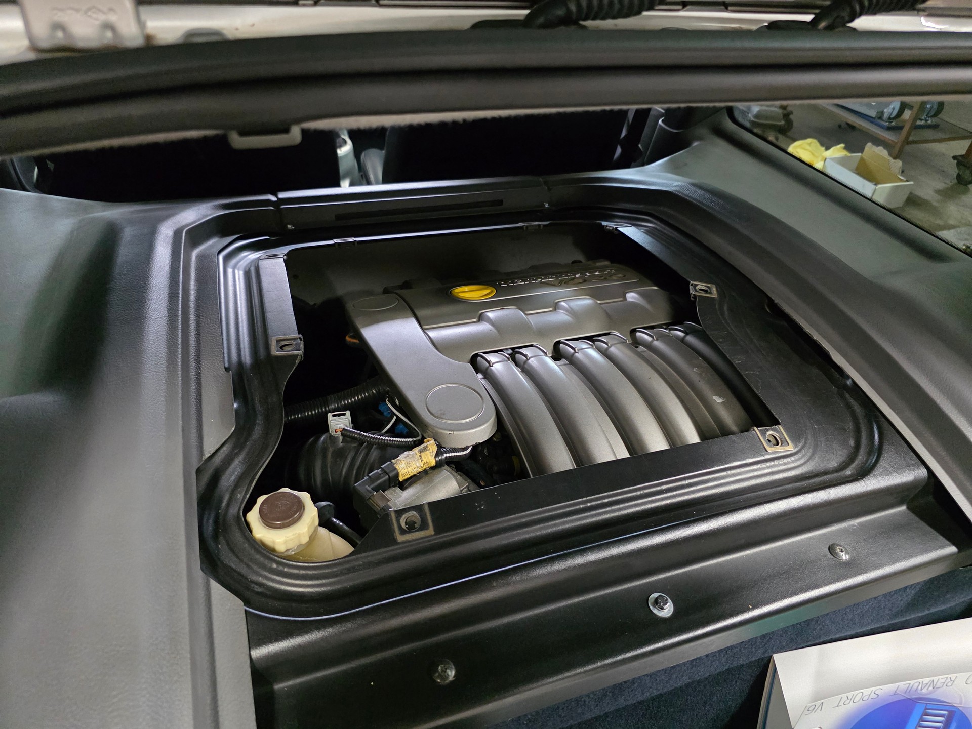 RENAULT Clio 3.0 V6-image-12
