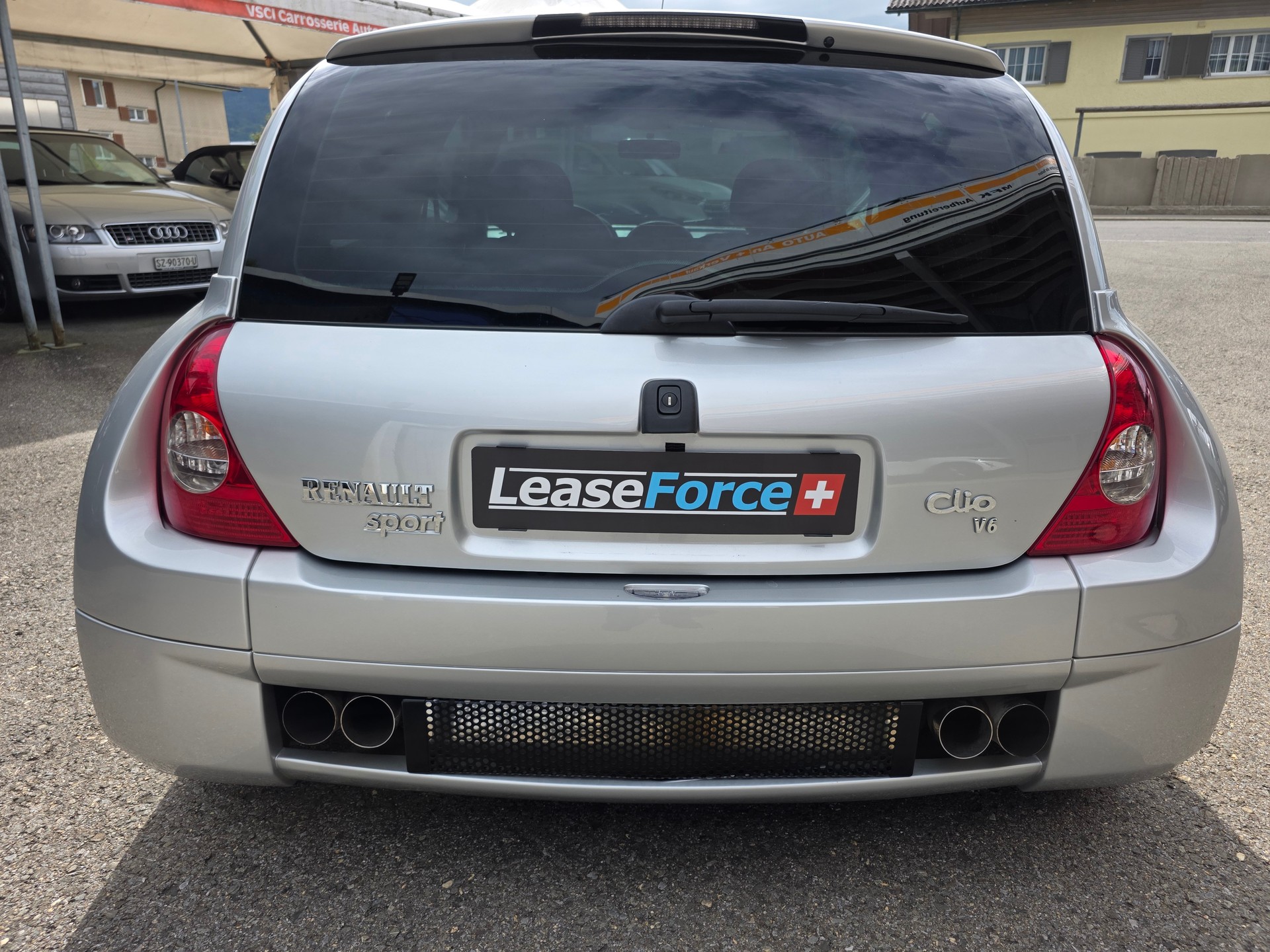 RENAULT Clio 3.0 V6-image-9