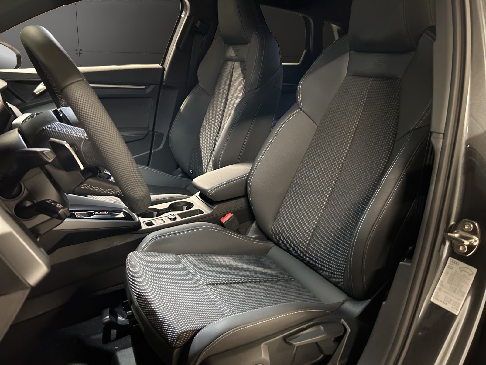 AUDI A3 Sportback TFSI 110 kW S line Attraction S tronic-image-8
