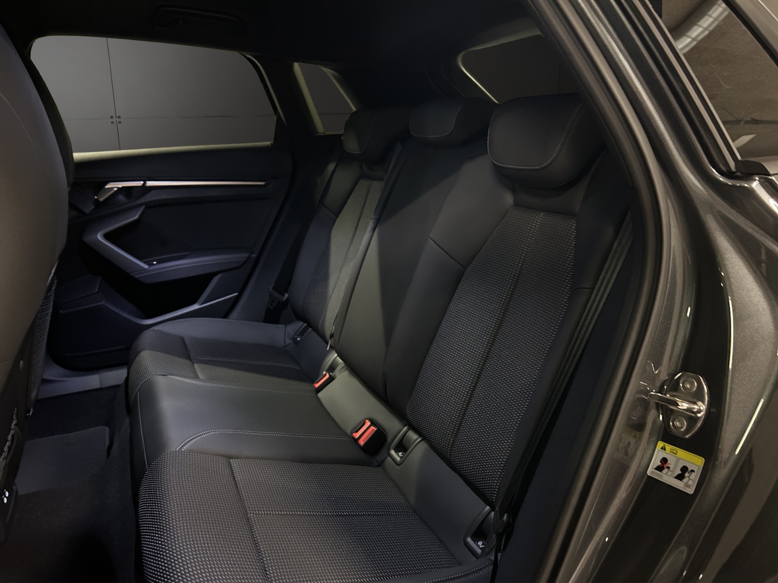 AUDI A3 Sportback TFSI 110 kW S line Attraction S tronic-image-11