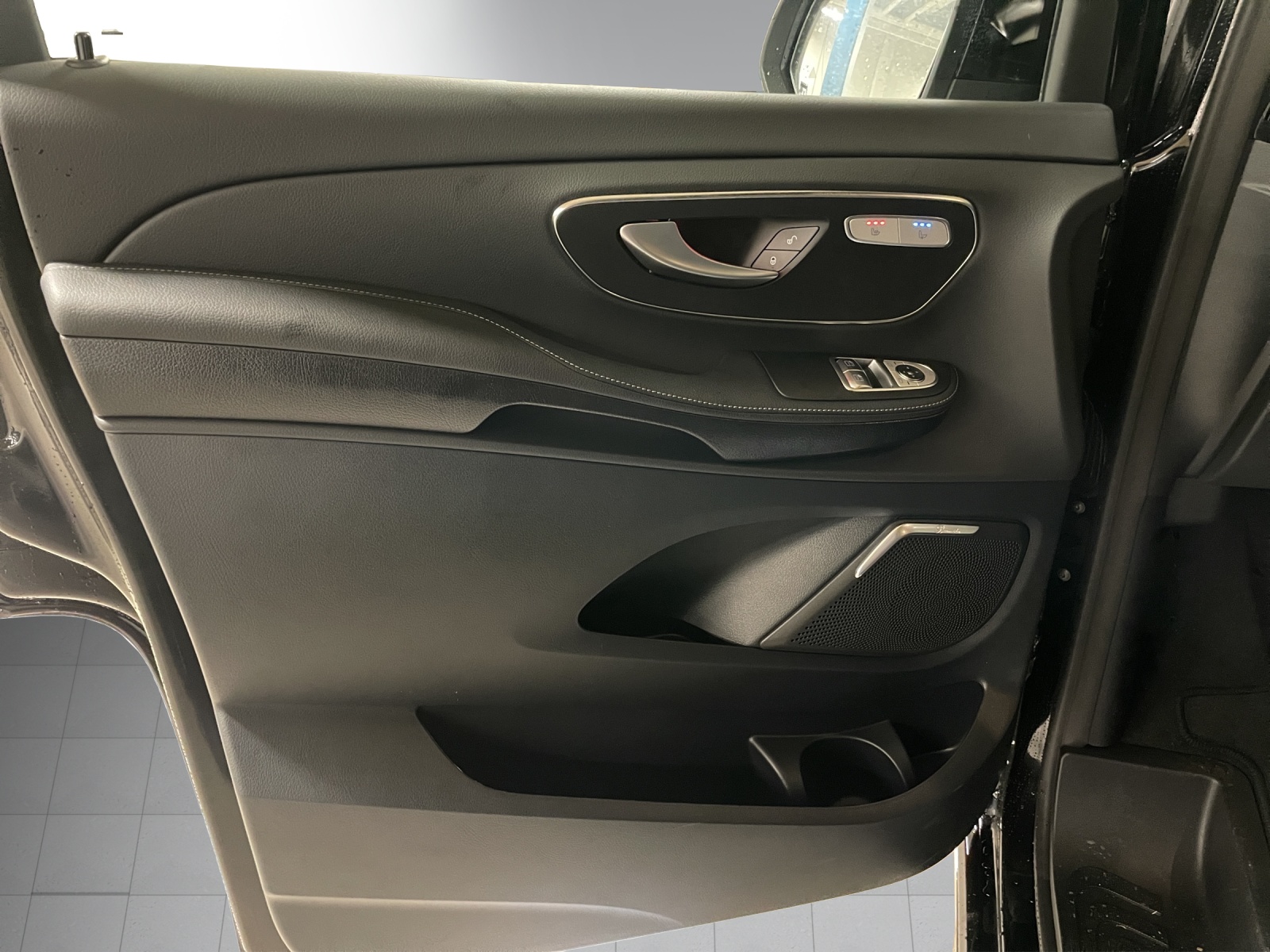 MERCEDES-BENZ V 300 d extralang 4Matic Avantgarde 9G-Tronic-image-5
