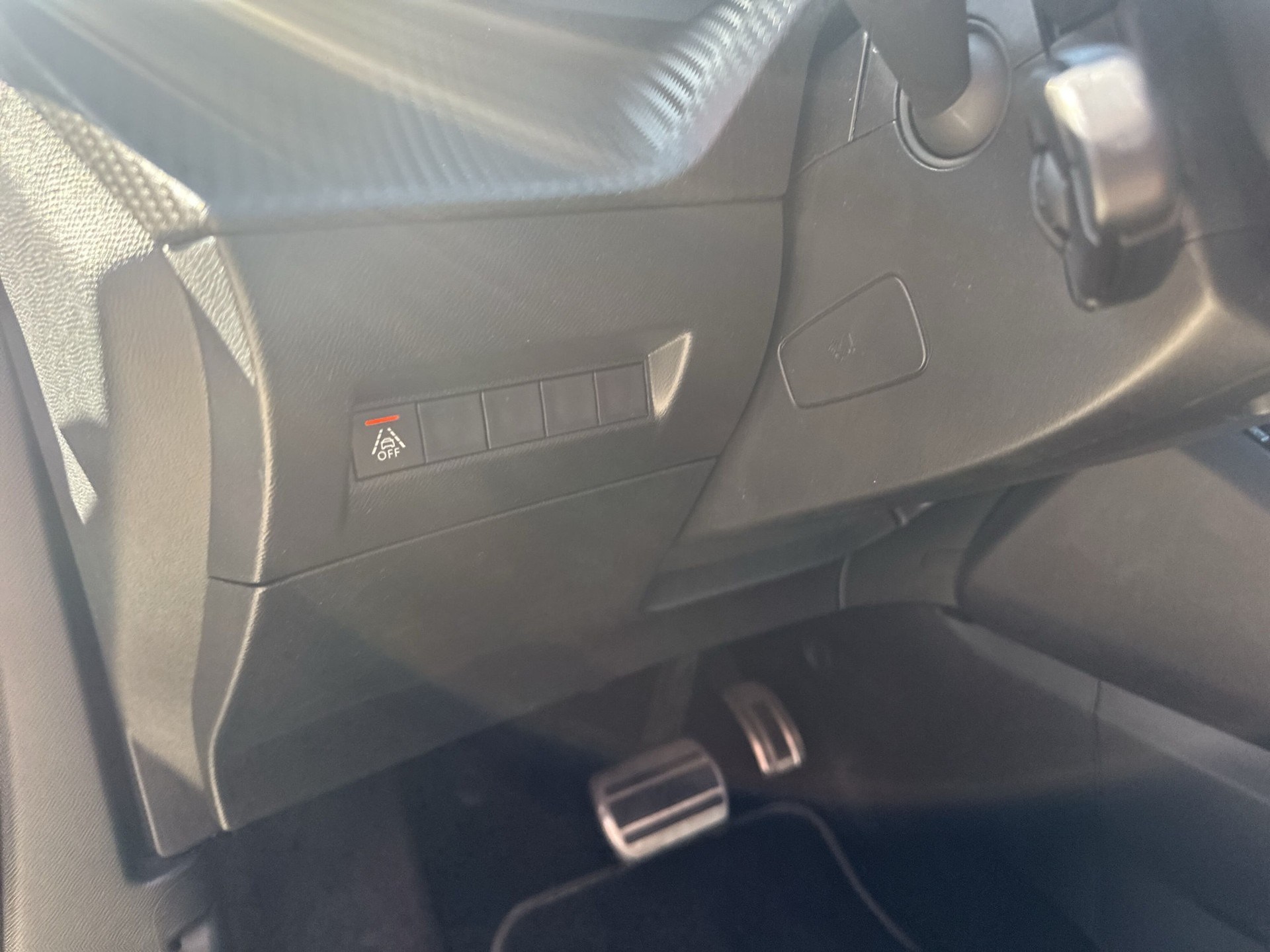 PEUGEOT 2008 1.2 PureTech GT EAT8-image-18