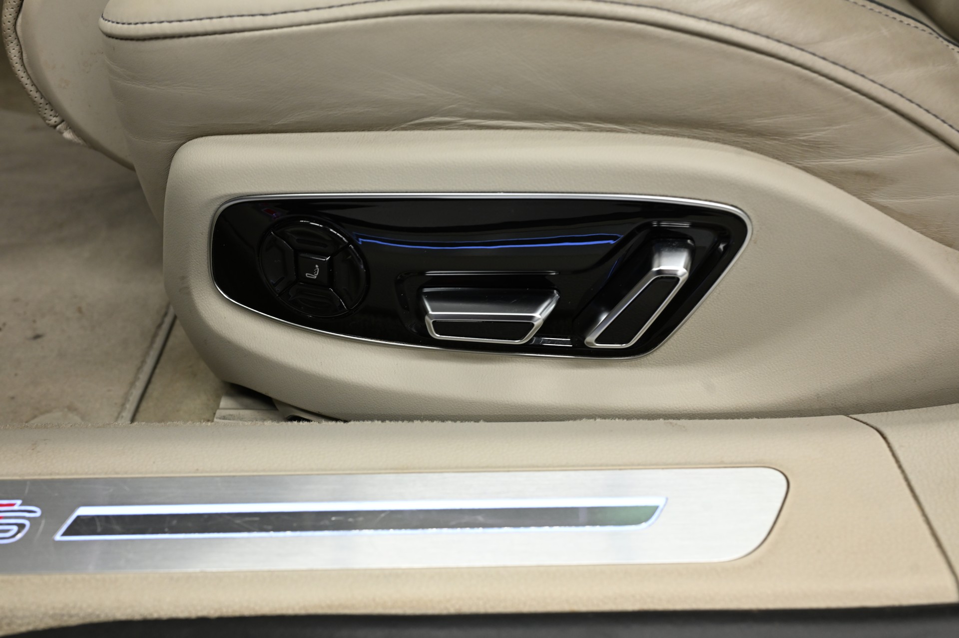 AUDI S8 4.0 V8 TFSI quattro T-Tronic-image-28
