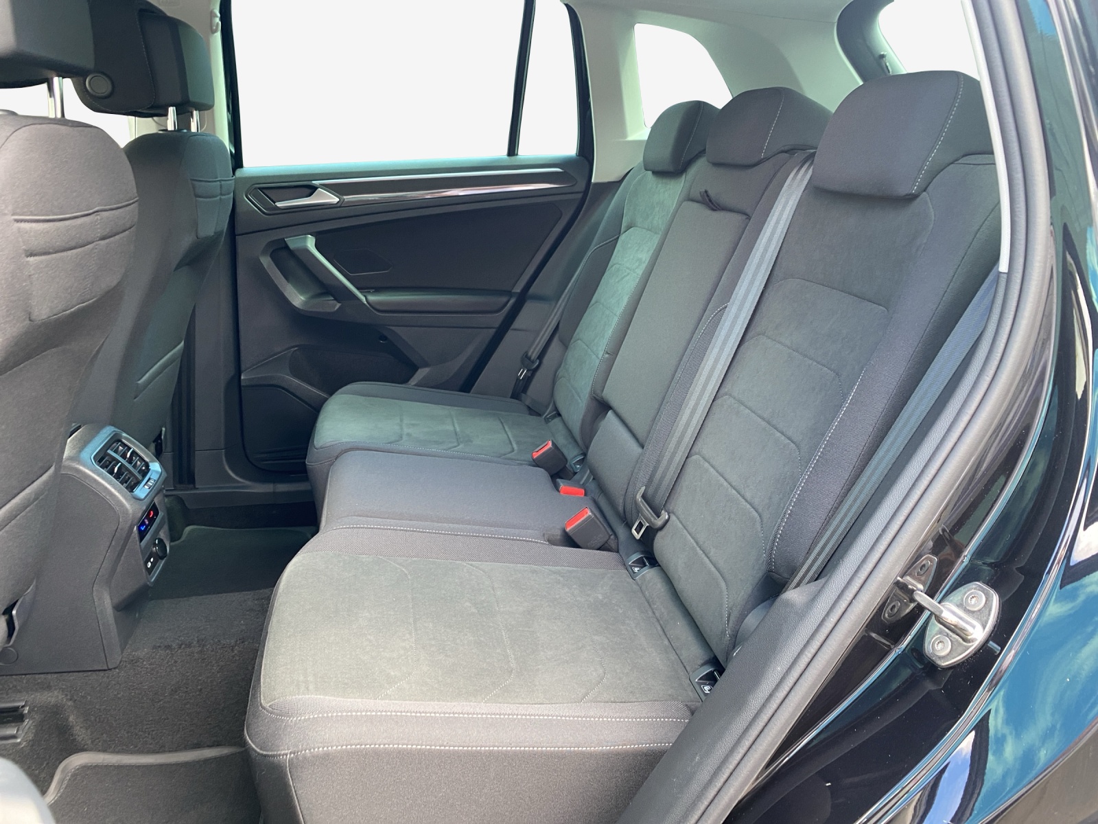 VW Tiguan 2.0 TDI SCR Elegance 4Motion DSG-image-11