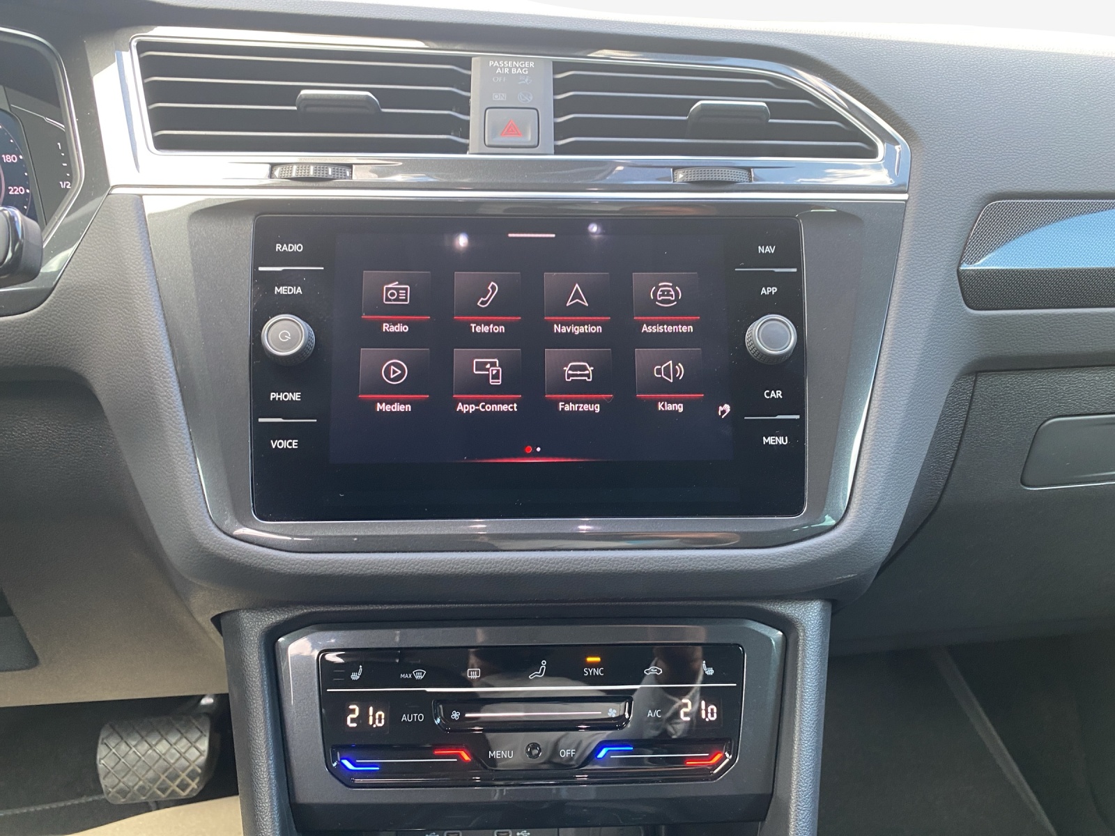 VW Tiguan 2.0 TDI SCR Elegance 4Motion DSG-image-10
