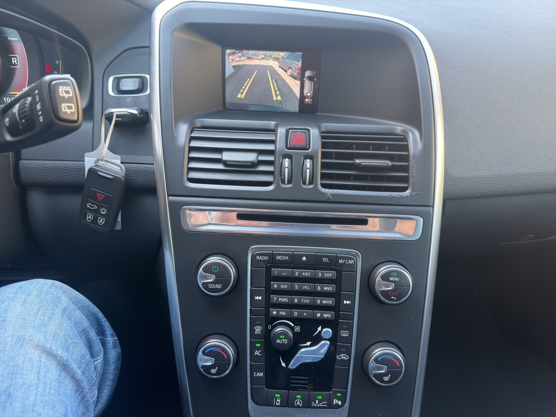 VOLVO XC60 D4 Momentum-image-11