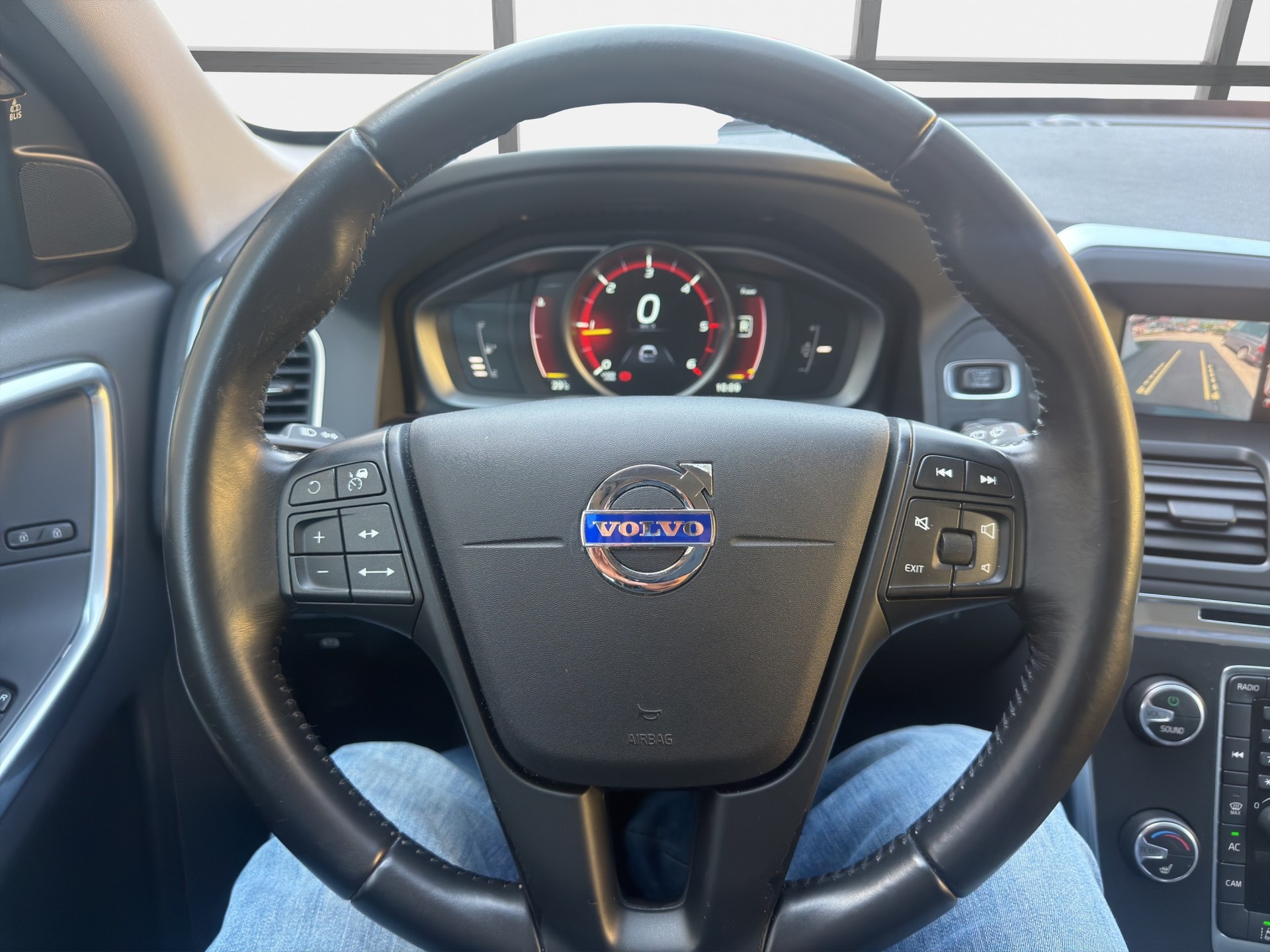 VOLVO XC60 D4 Momentum-image-7