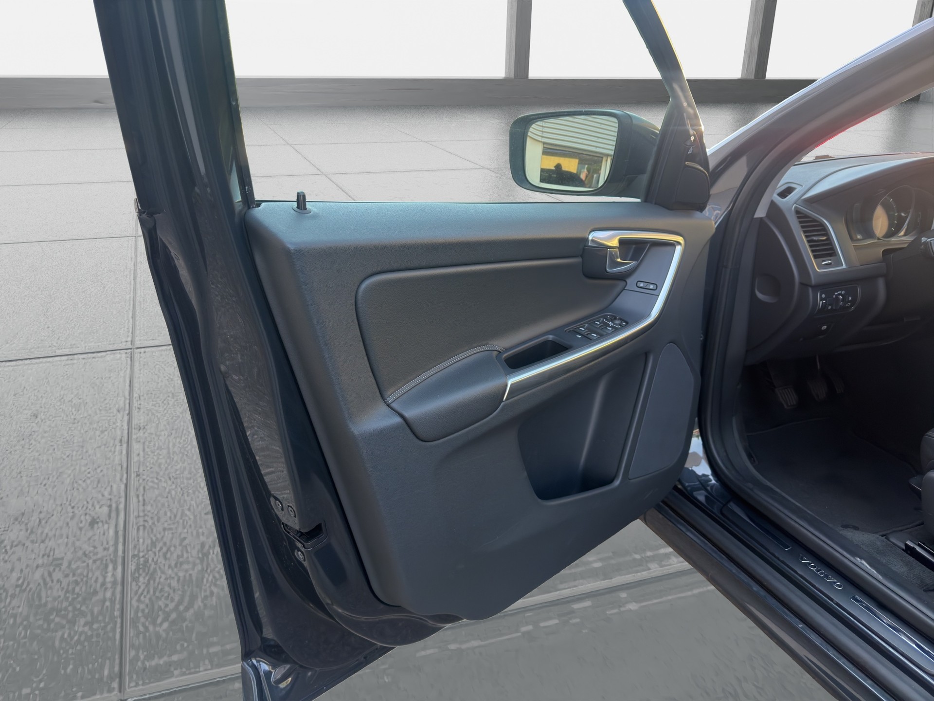 VOLVO XC60 D4 Momentum-image-9