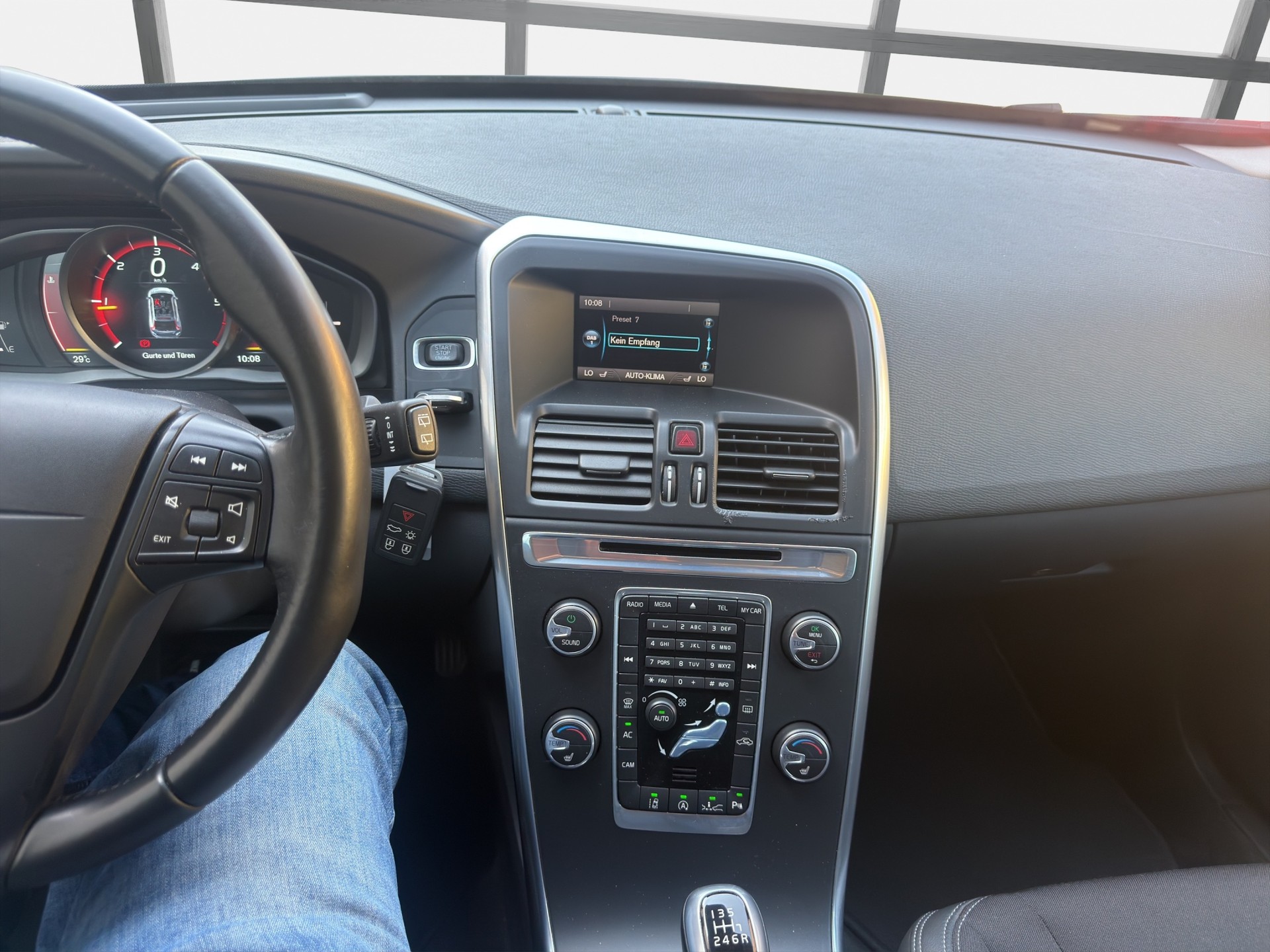 VOLVO XC60 D4 Momentum-image-10