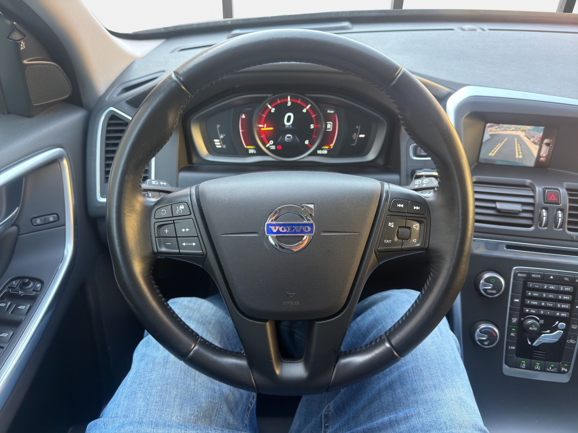 VOLVO XC60 D4 Momentum-image-8