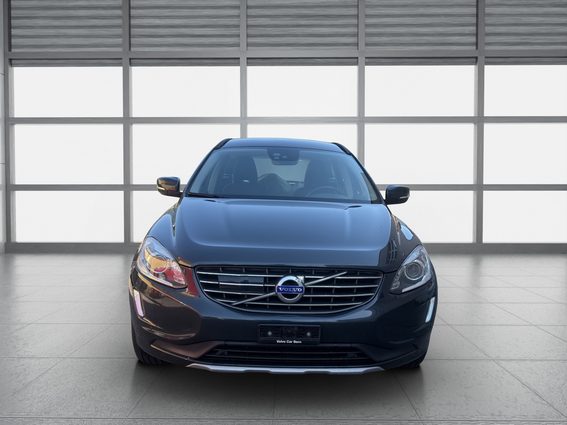 VOLVO XC60 D4 Momentum-image-1