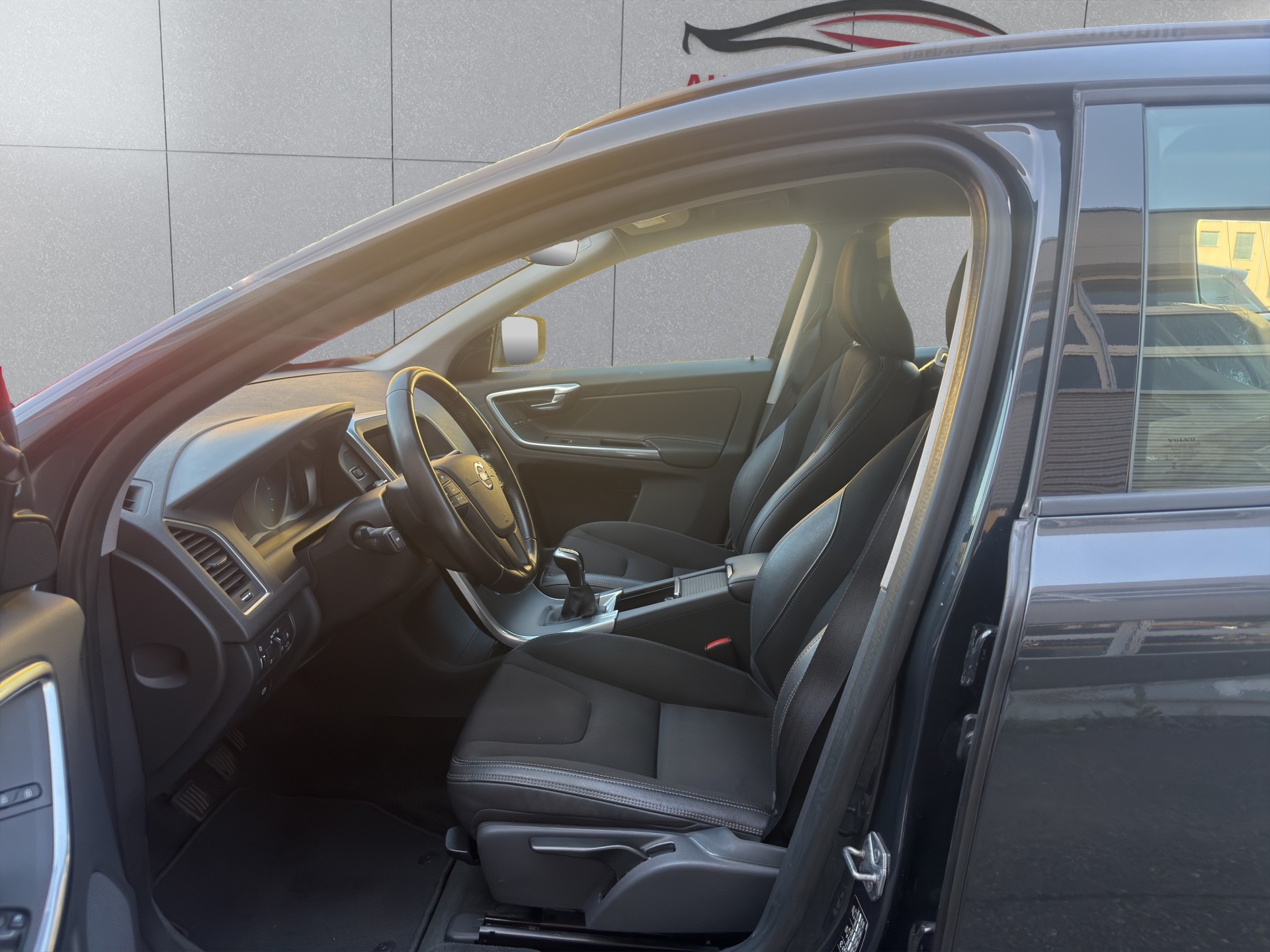VOLVO XC60 D4 Momentum-image-6