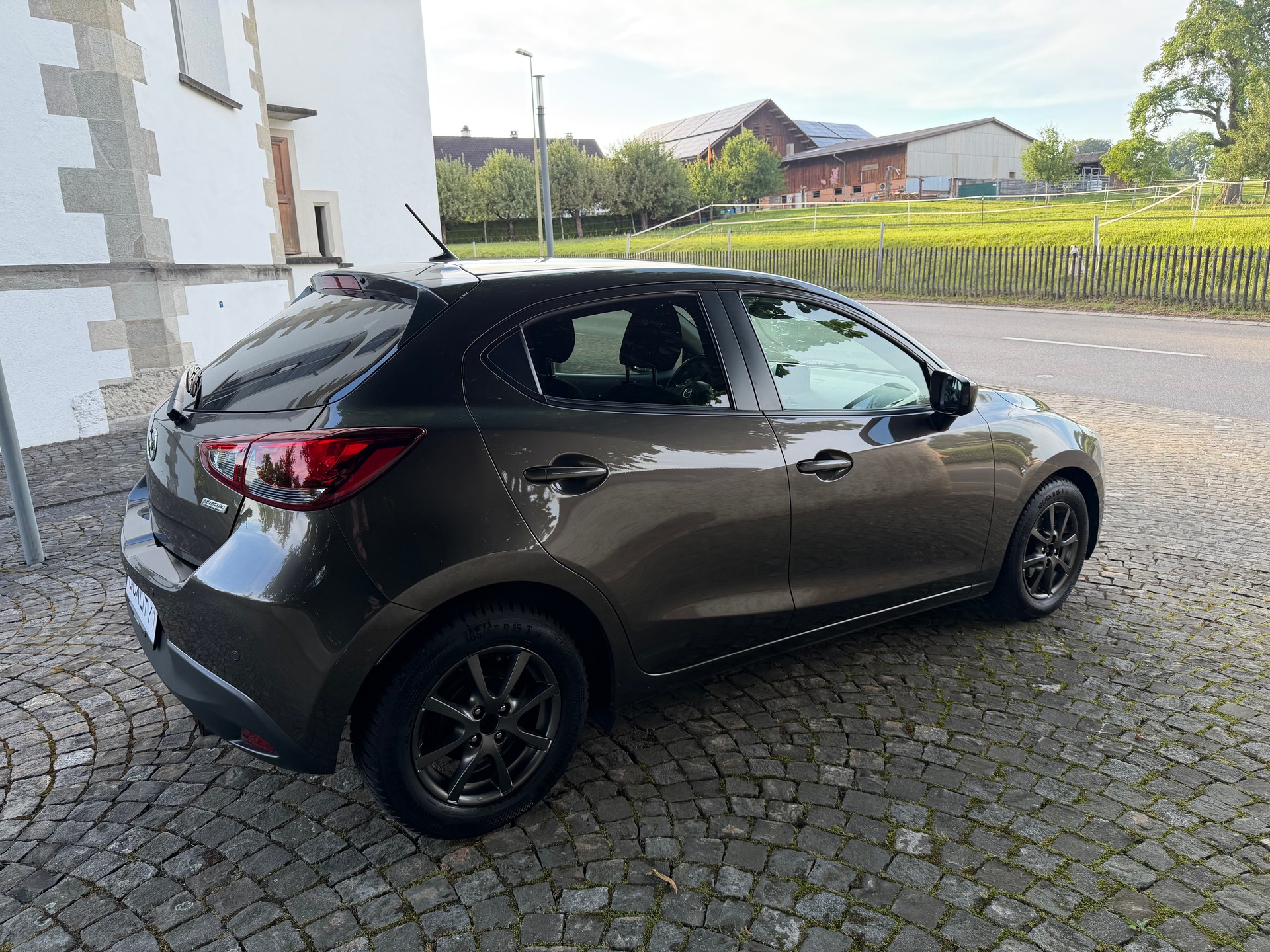 MAZDA 2 1.5i 16V Skyactiv-G Ambition Plus / Frisch ab MFK / Service gepflegt/ 36 Monate Garantie/ 8 Fach / Navi / LED / Klima-image-3