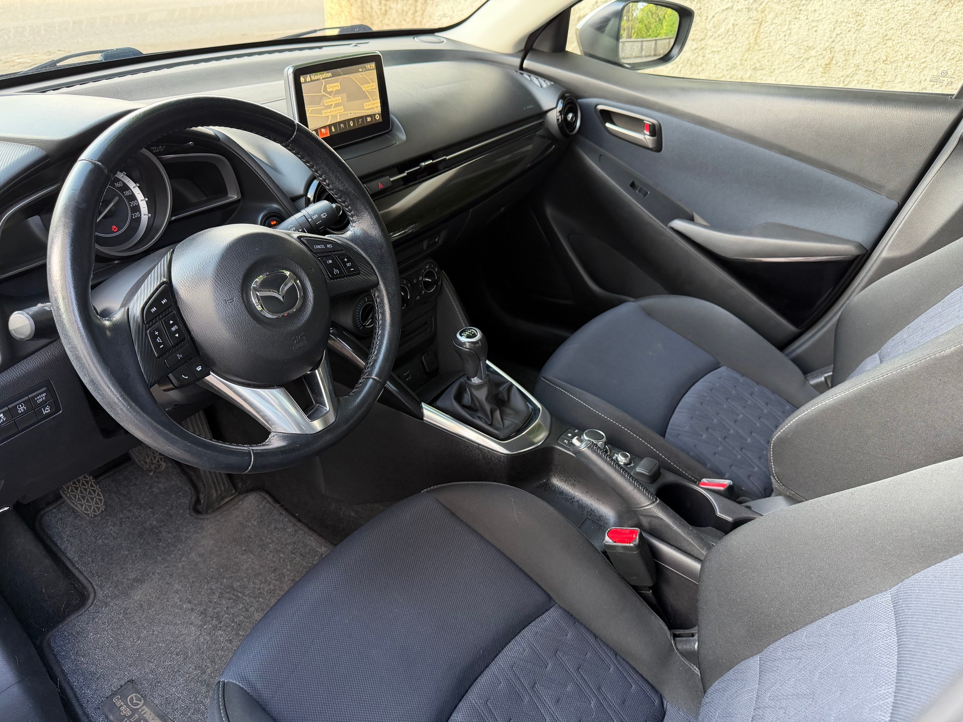 MAZDA 2 1.5i 16V Skyactiv-G Ambition Plus / Frisch ab MFK / Service gepflegt/ 36 Monate Garantie/ 8 Fach / Navi / LED / Klima-image-9