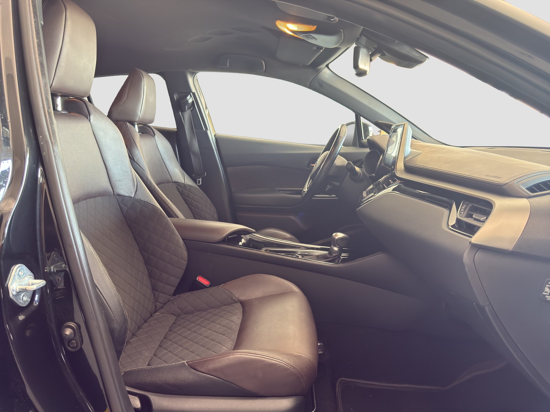 TOYOTA C-HR 1.8 HSD Premium CVT-image-9