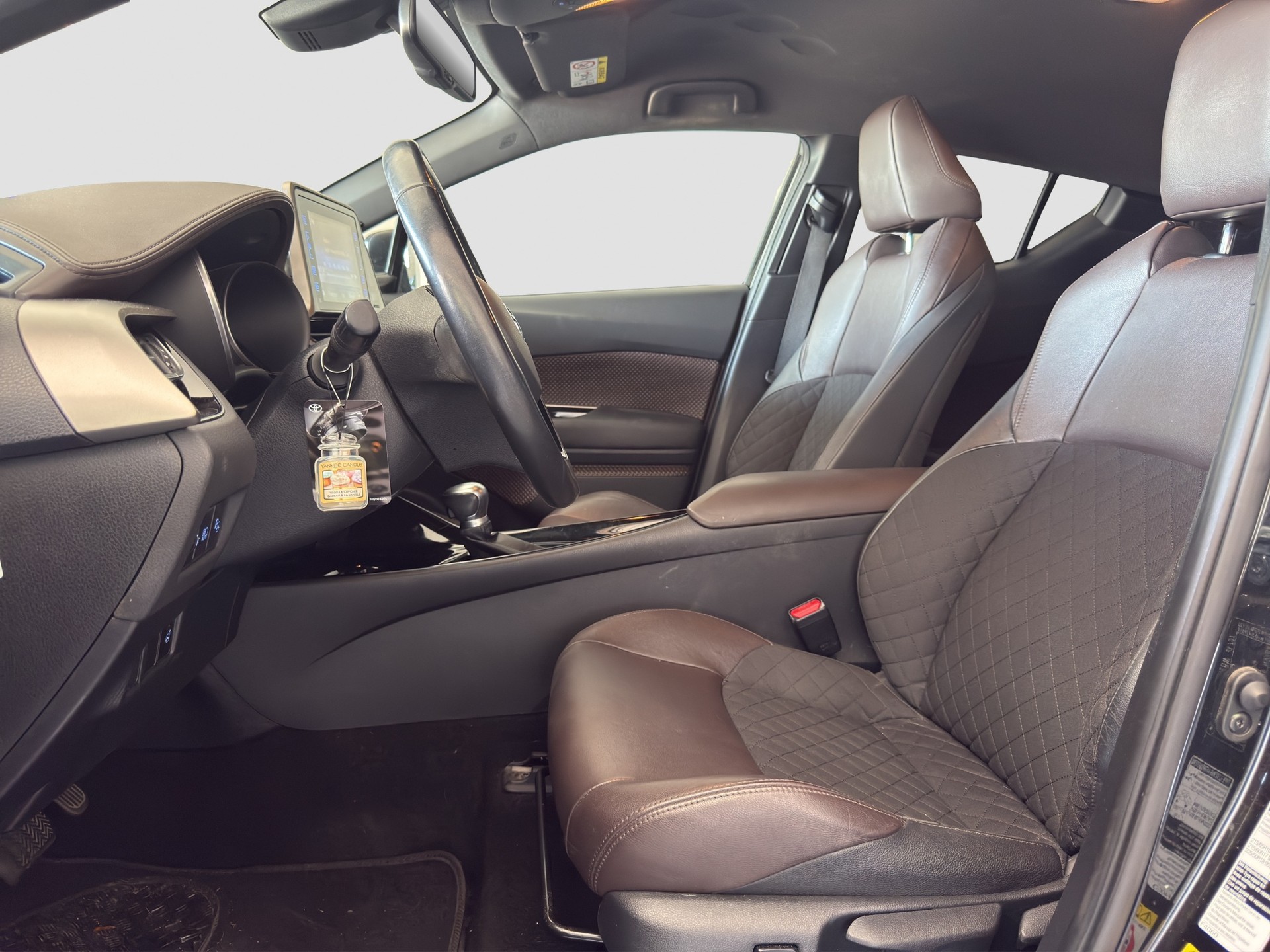 TOYOTA C-HR 1.8 HSD Premium CVT-image-8