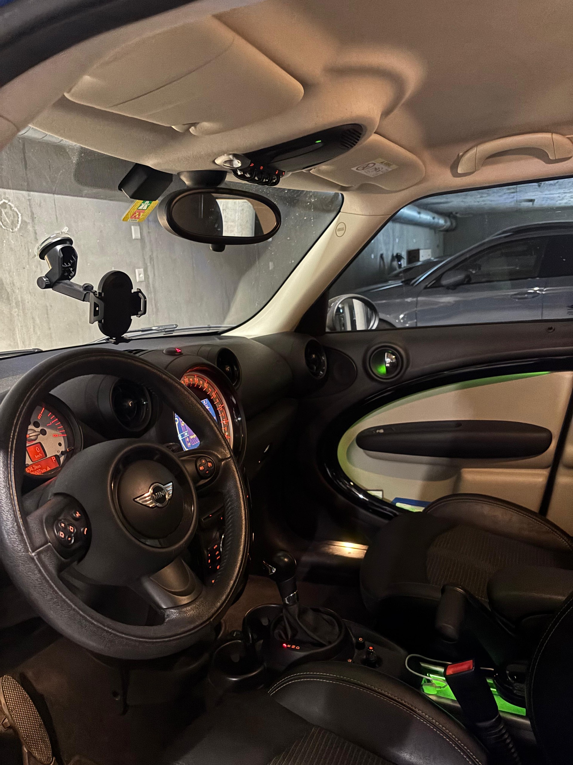 MINI 1.6i Cooper ALL4-image-3
