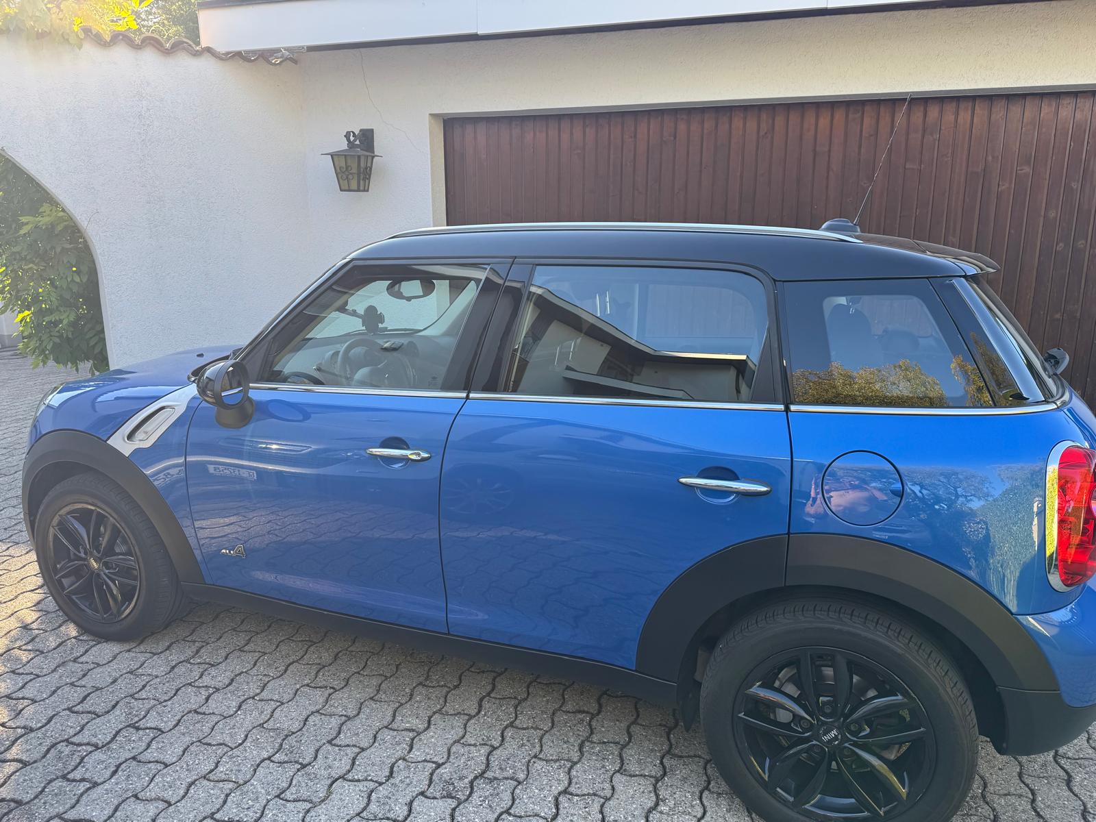 MINI 1.6i Cooper ALL4-image-3