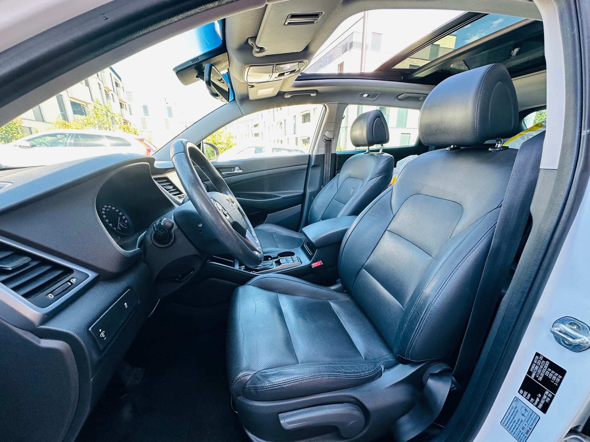 HYUNDAI Tucson 2.0 CRDI Launch Edition 4WD Automatic-image-11