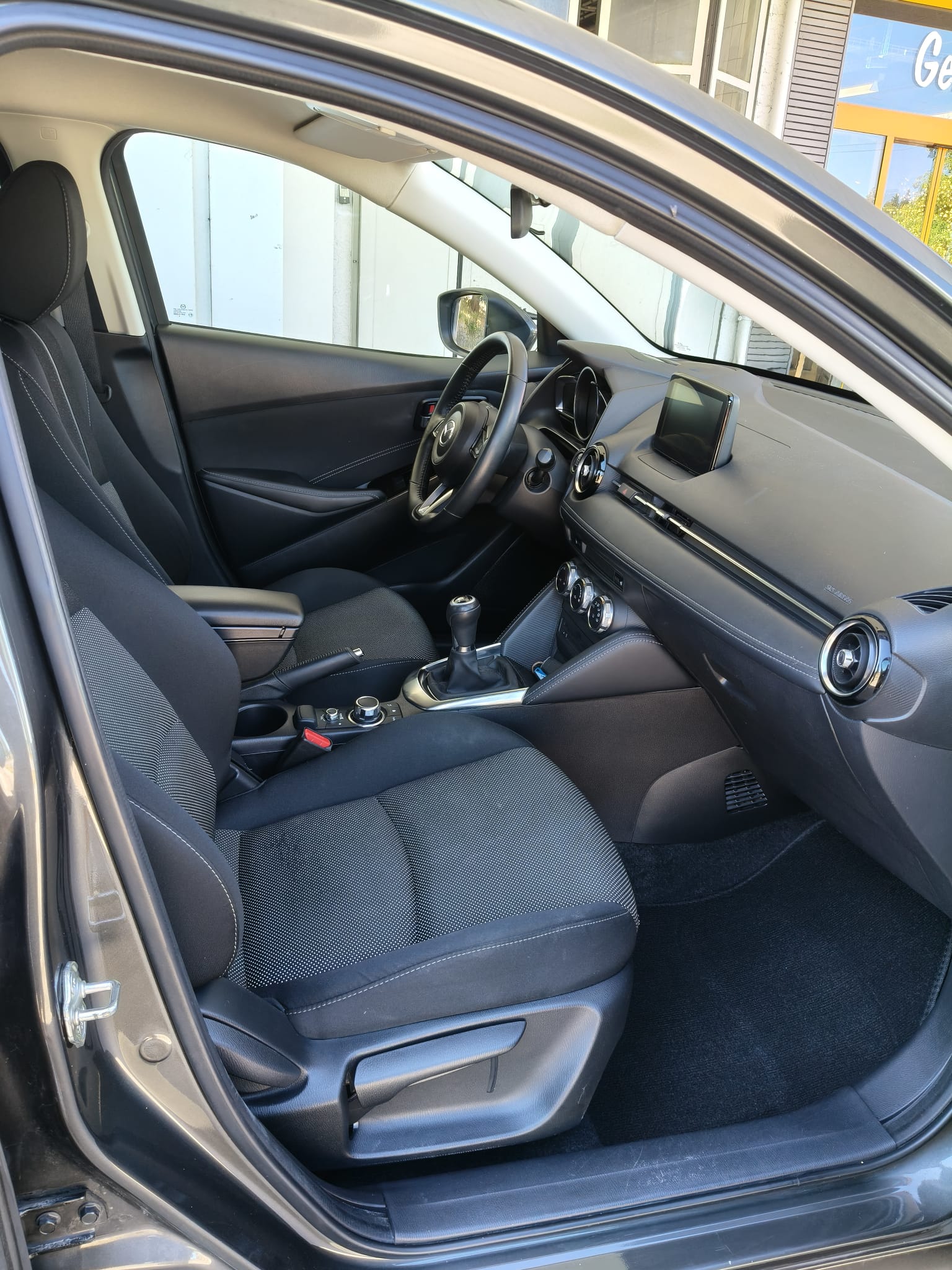 MAZDA 2 SKYACTIV-G 115 Revolution-image-8