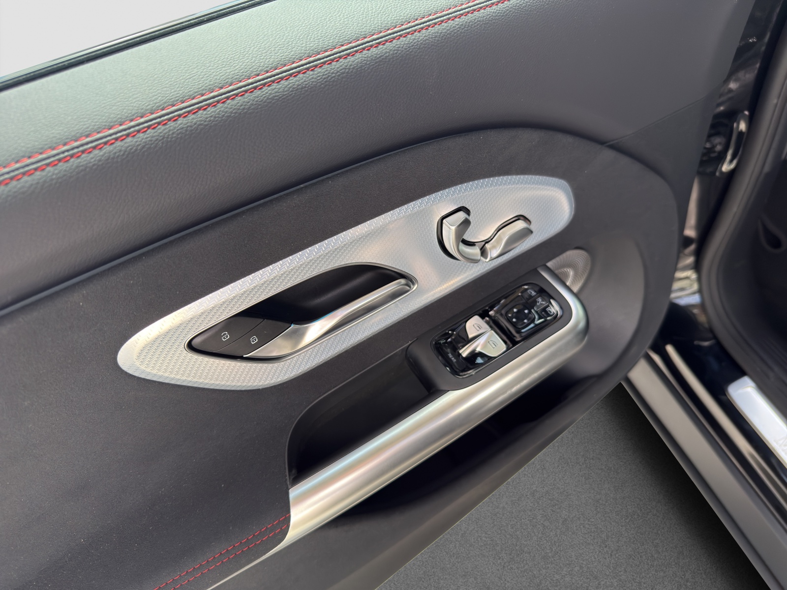 MERCEDES-BENZ GLB 220 4Matic 8G-Tronic-image-12