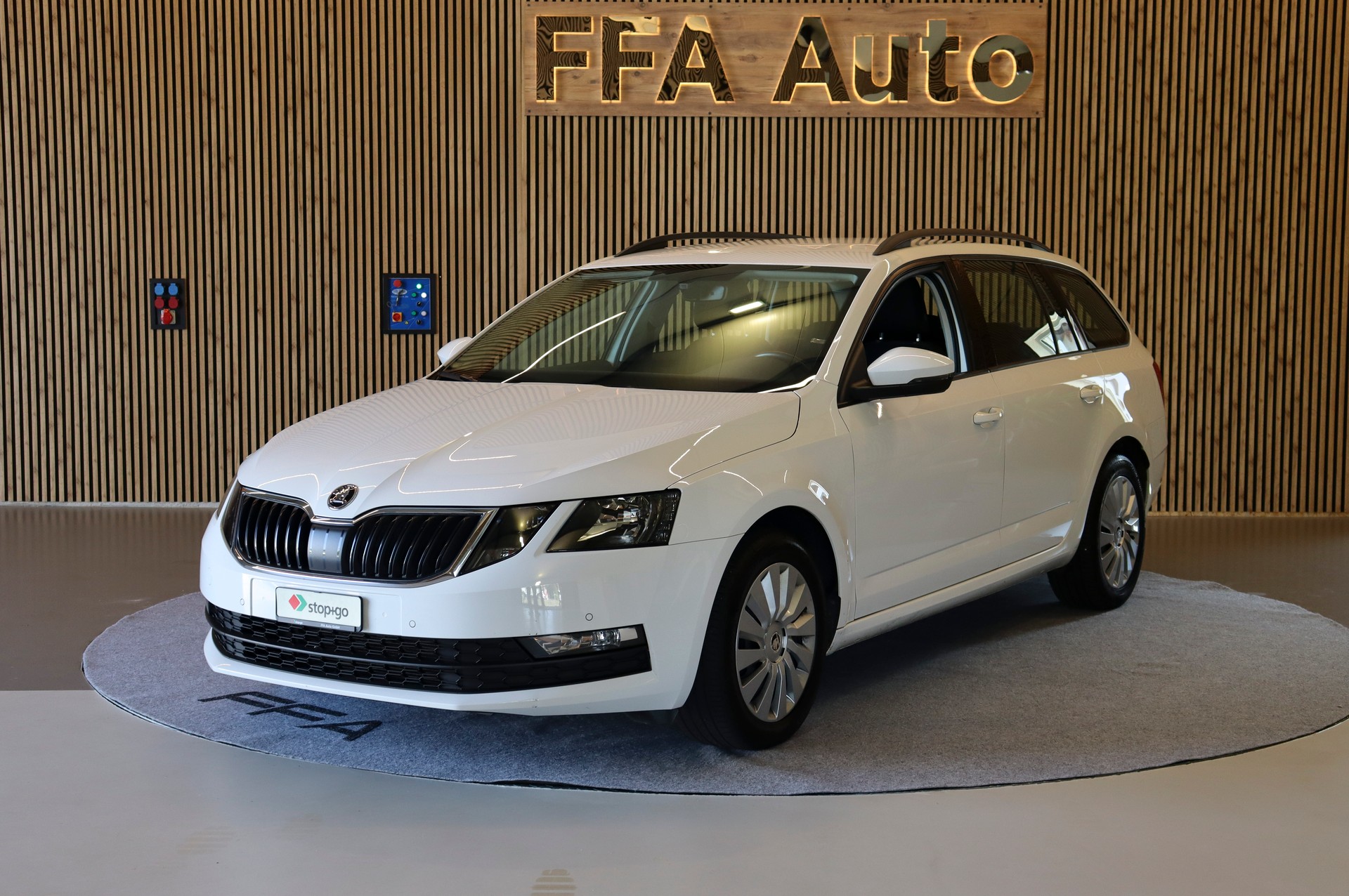 SKODA Octavia Combi 2.0 TDI 184 PS Ambition 4x4 DSG-image-0