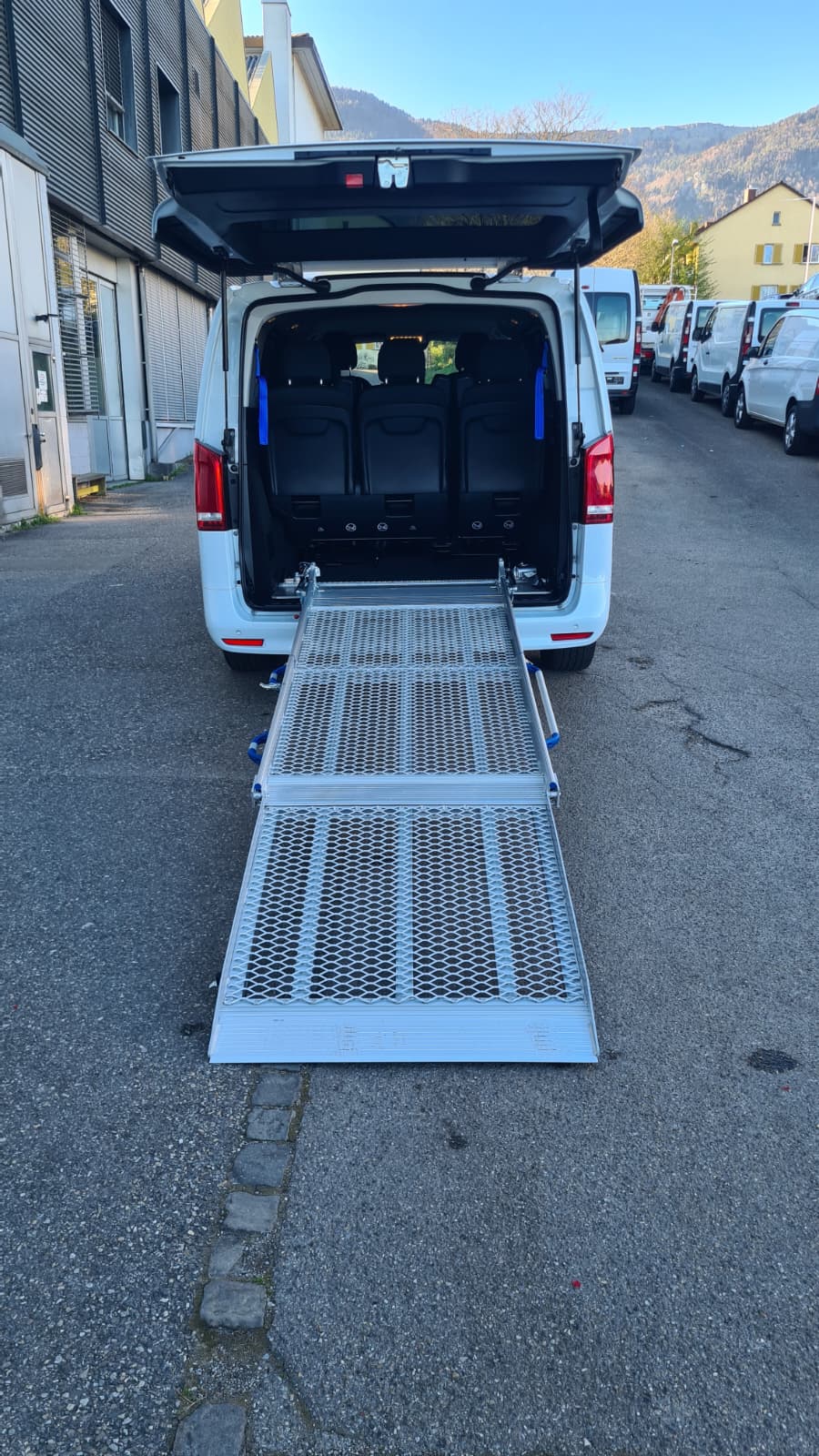 MERCEDES-BENZ Vito 124 CDI Lang Select Tourer 4Matic 9G-Tronic ** 237 PS ** 8-Plätzer ** Gr-Navi ** RF-Kamera ** Anh-Kupplung ** Frisch Ab MFK-image-9