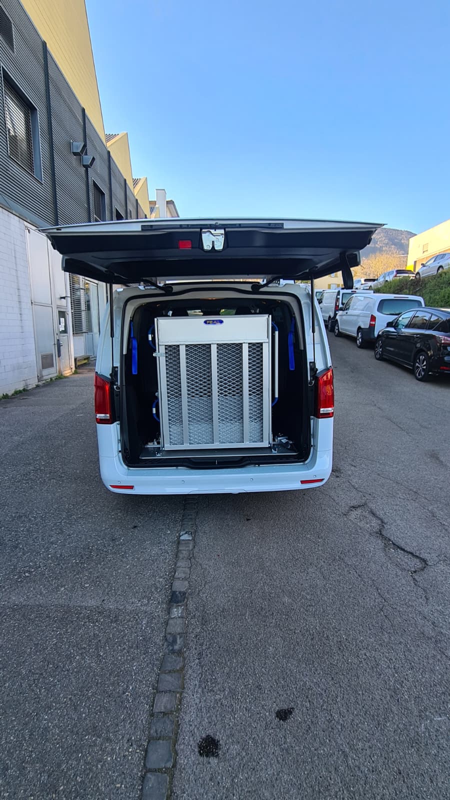 MERCEDES-BENZ Vito 124 CDI Lang Select Tourer 4Matic 9G-Tronic ** 237 PS ** 8-Plätzer ** Gr-Navi ** RF-Kamera ** Anh-Kupplung ** Frisch Ab MFK-image-8