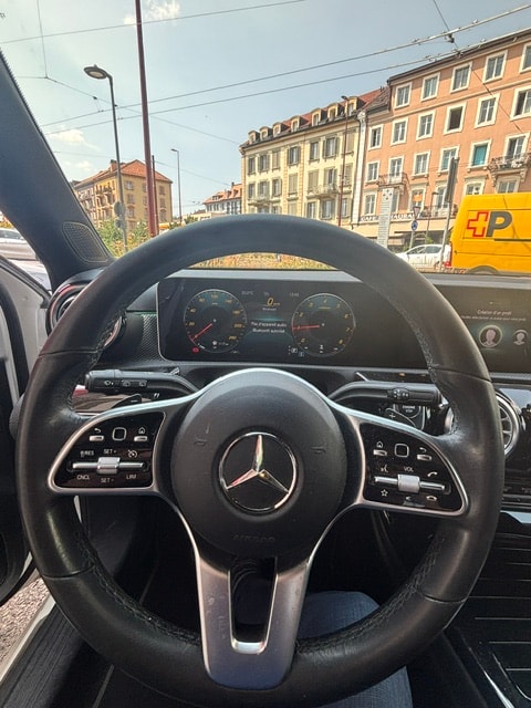 MERCEDES-BENZ A 220 Progressive 7G-DCT 4Matic-image-3