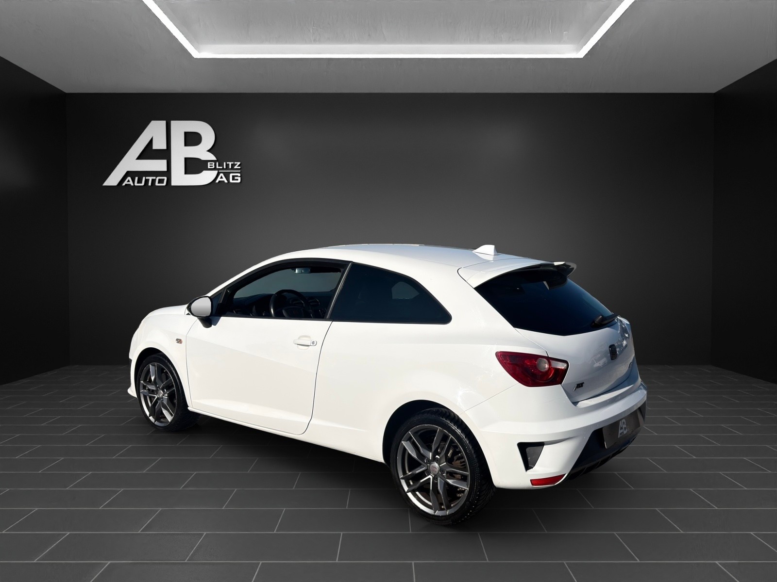 SEAT Ibiza SC 1.4 TSI Cupra R210 DSG-image-2
