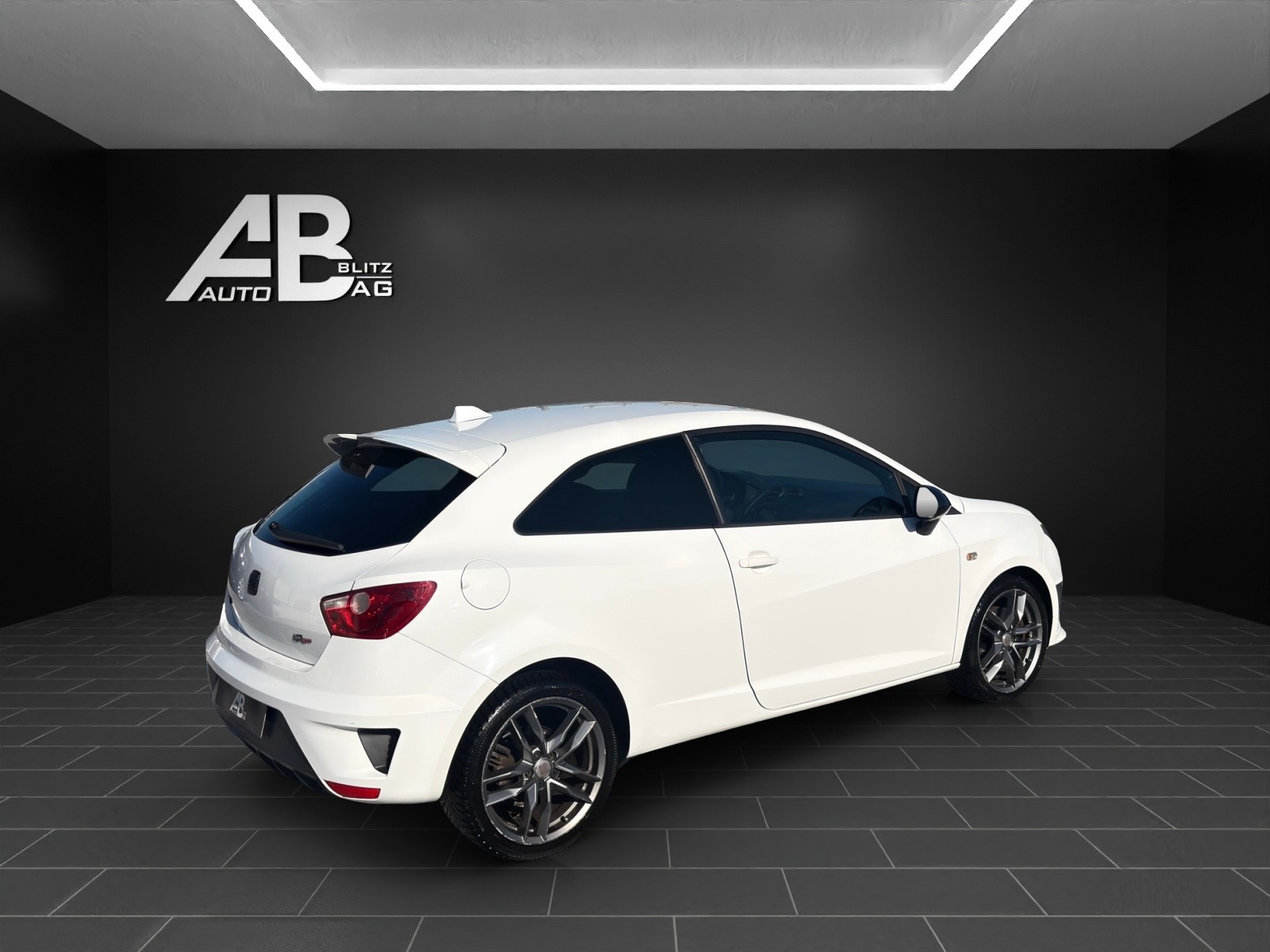 SEAT Ibiza SC 1.4 TSI Cupra R210 DSG-image-4