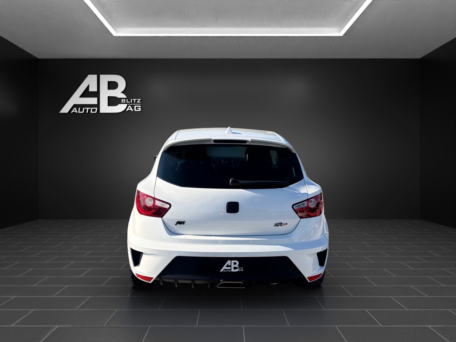 SEAT Ibiza SC 1.4 TSI Cupra R210 DSG-image-3