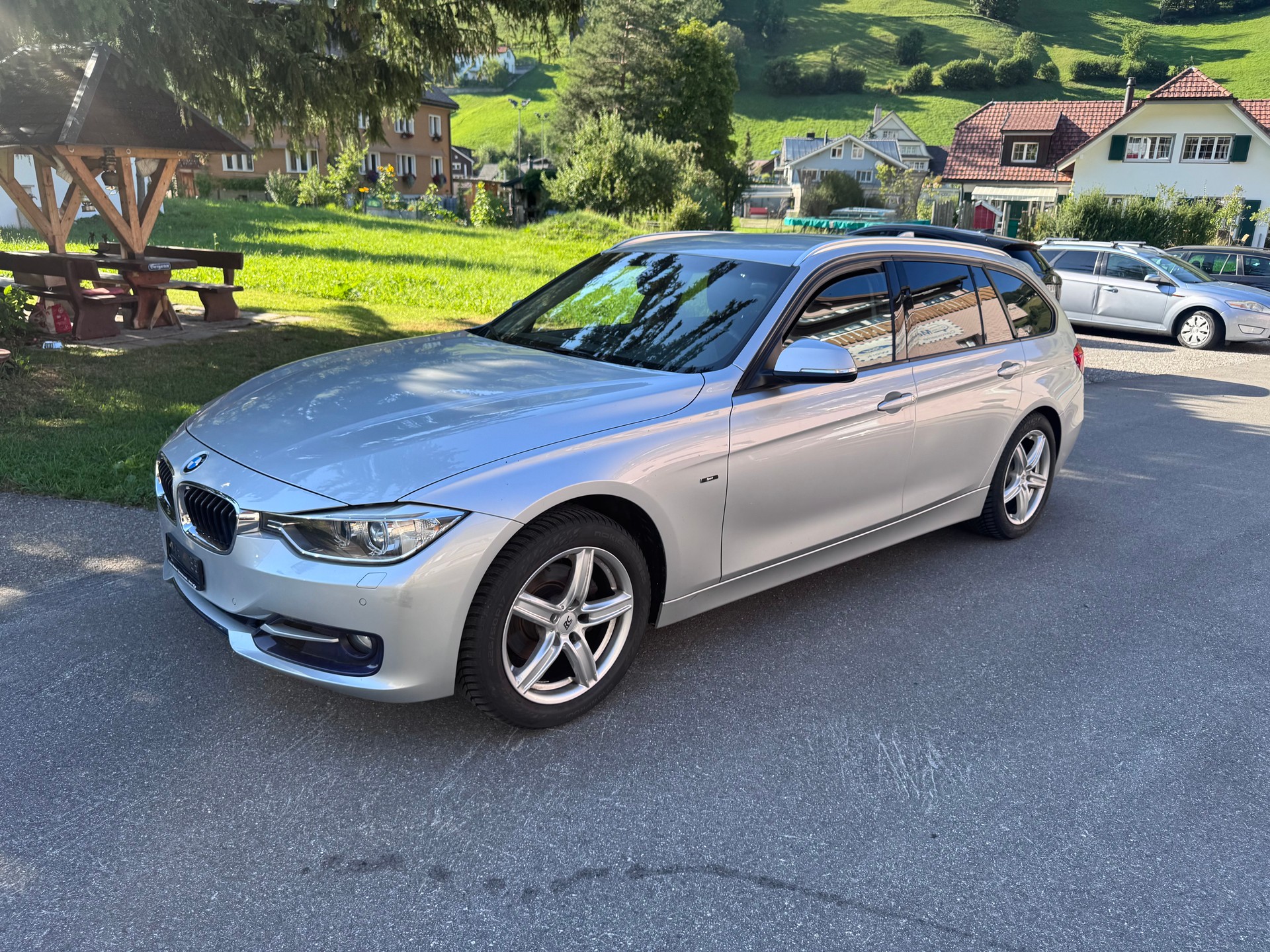 BMW 320i xDrive-image-0