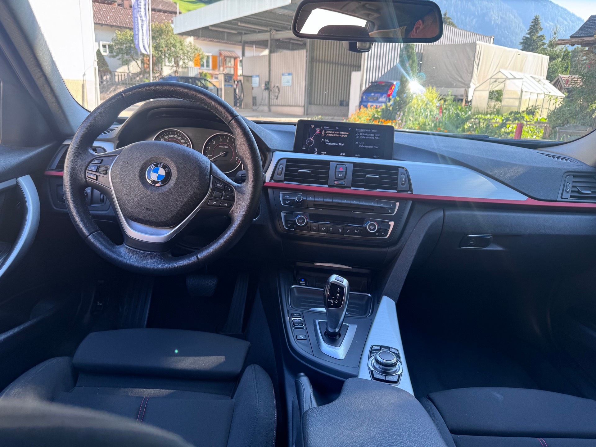 BMW 320i xDrive-image-1