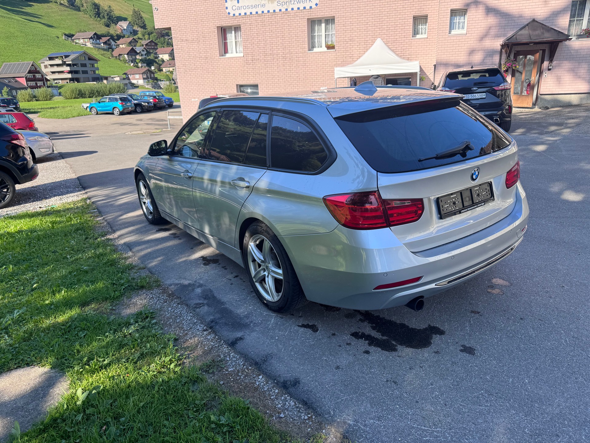 BMW 320i xDrive-image-2