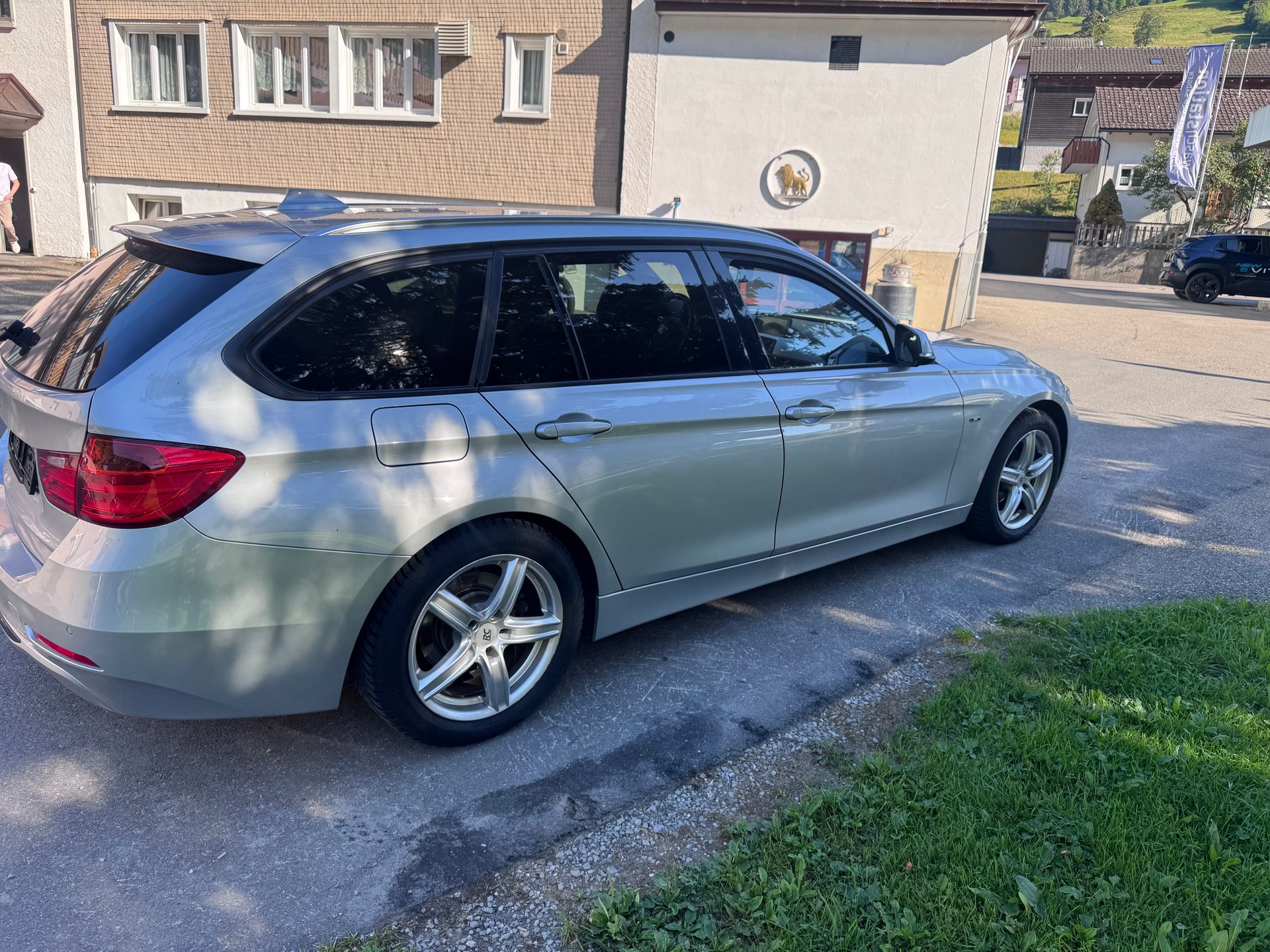 BMW 320i xDrive-image-3