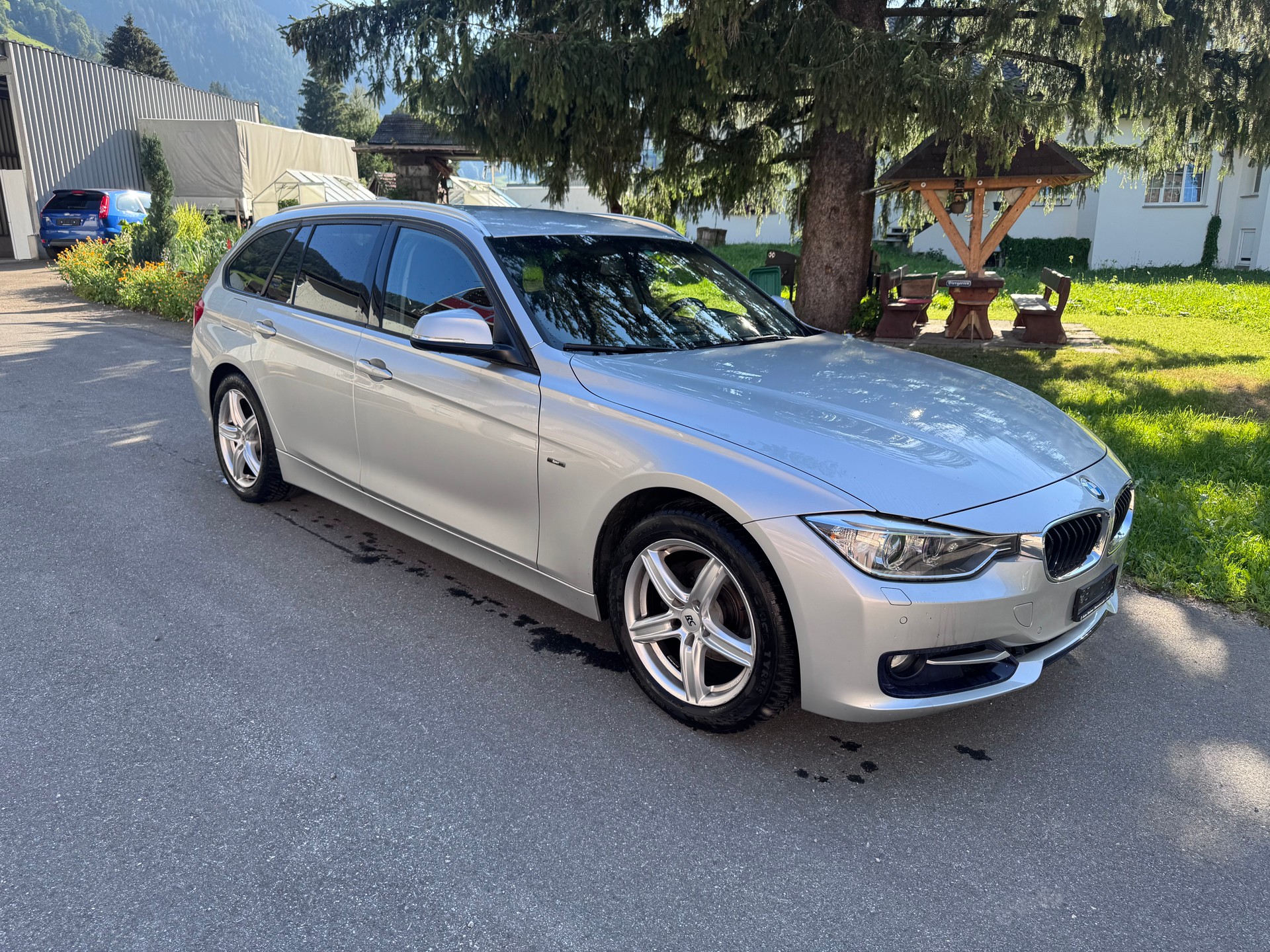 BMW 320i xDrive-image-5