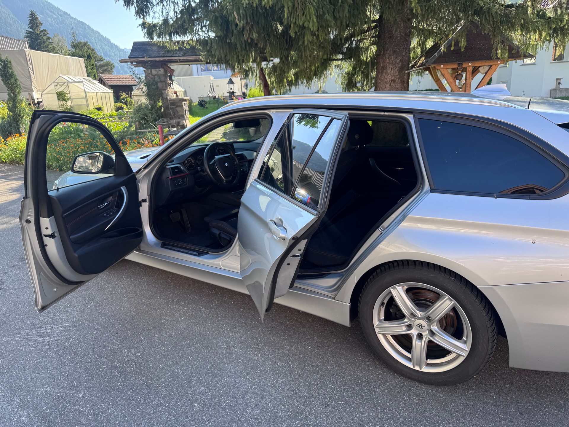BMW 320i xDrive-image-4