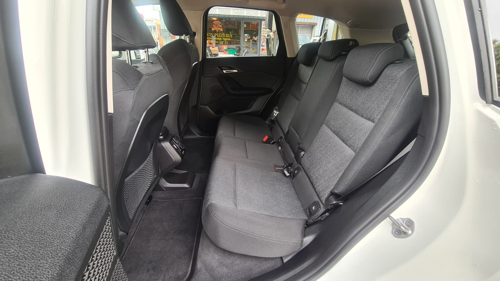 BMW iX1 xDrive 30 ** CH-Fahrzeug ** SoH Scan 100% ** Anh-Kupplung ** Innovation Paket **-image-18