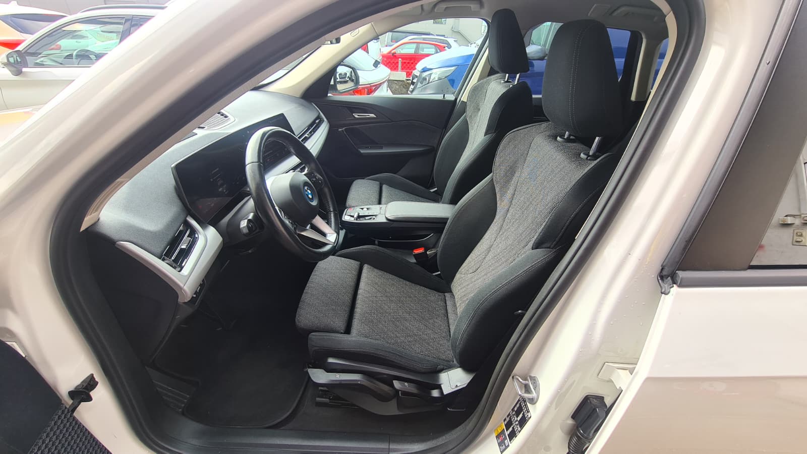 BMW iX1 xDrive 30 ** CH-Fahrzeug ** SoH Scan 100% ** Anh-Kupplung ** Innovation Paket **-image-17