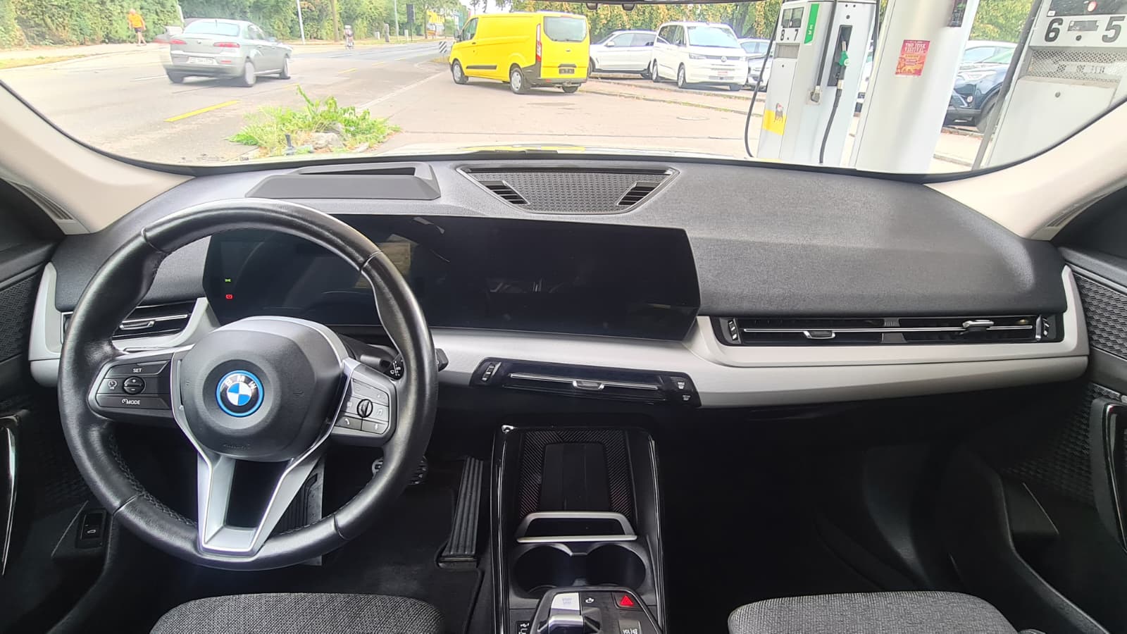BMW iX1 xDrive 30 ** CH-Fahrzeug ** SoH Scan 100% ** Anh-Kupplung ** Innovation Paket **-image-16