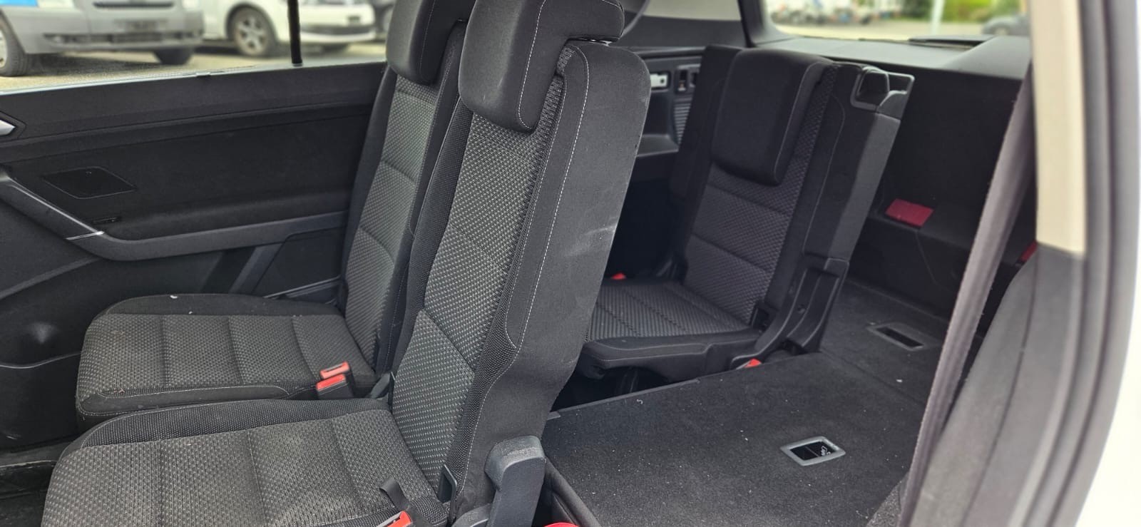 VW Touran 1.6 TDI BlueMotion Technology Trendline-image-9