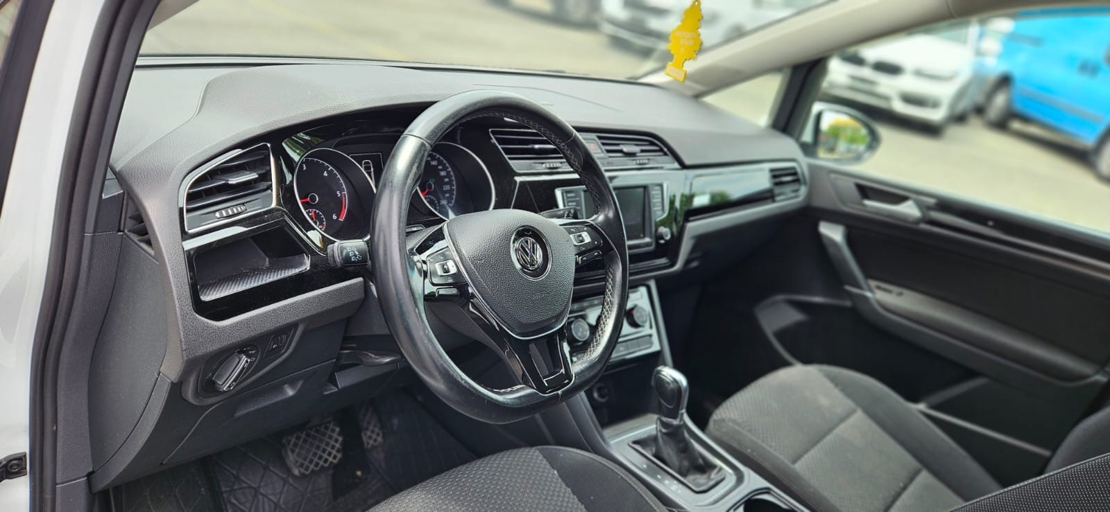 VW Touran 1.6 TDI BlueMotion Technology Trendline-image-4