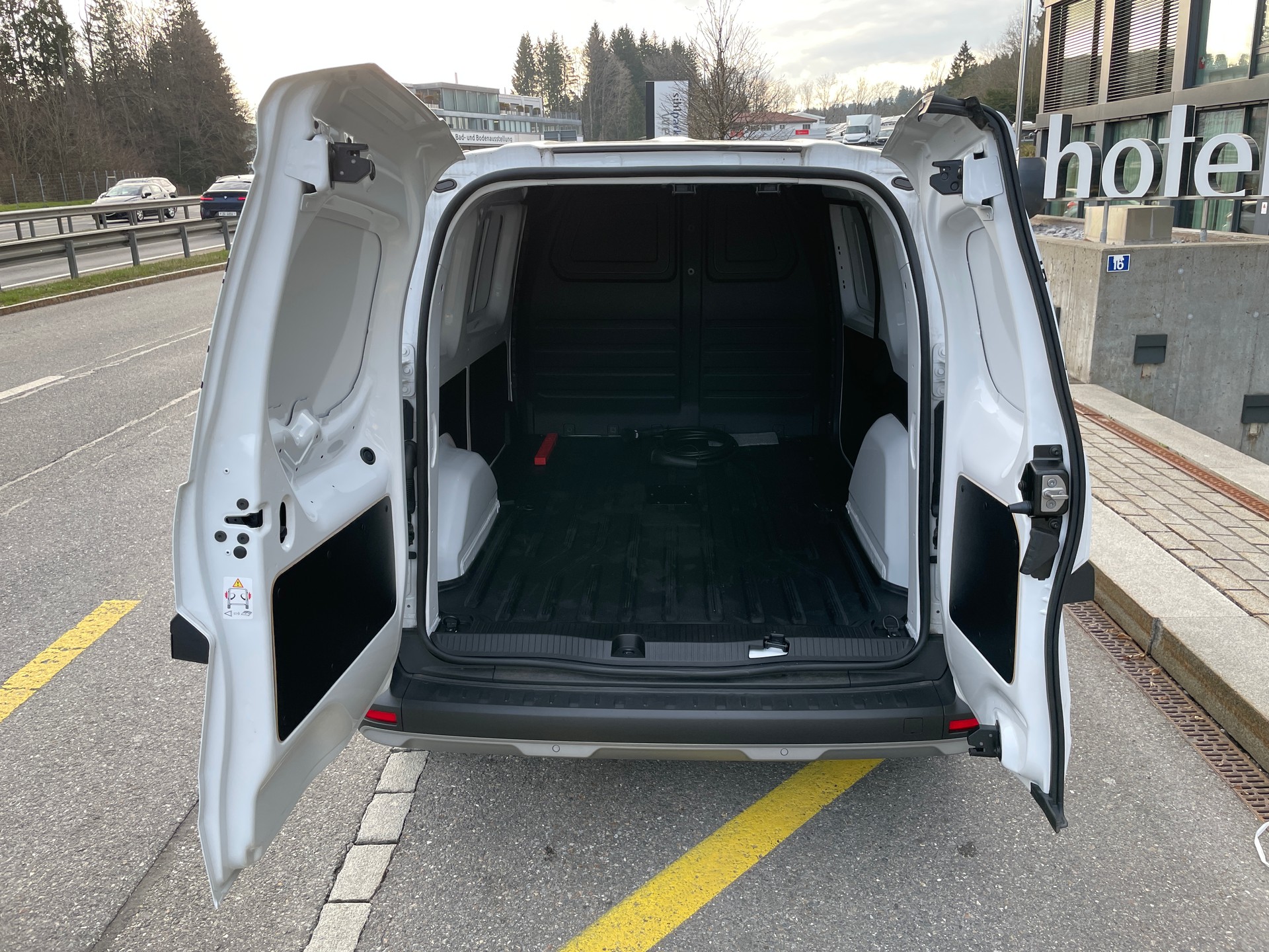 NISSAN Townstar EV45 kWh 22kW L2 Acenta-image-7