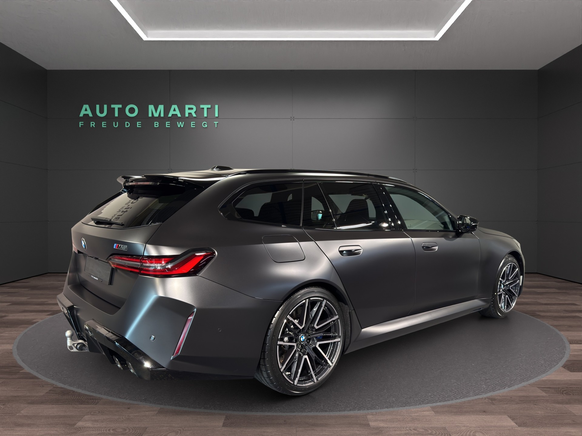 BMW M5 xDrive Touring-showroom-element-3