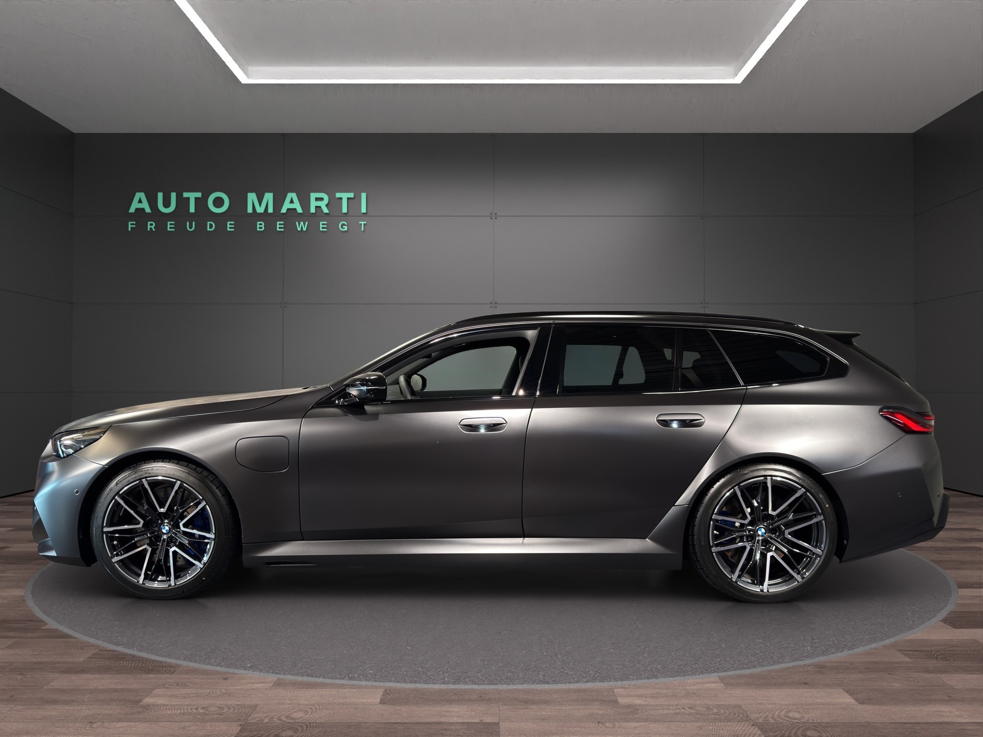 BMW M5 xDrive Touring-showroom-element-2