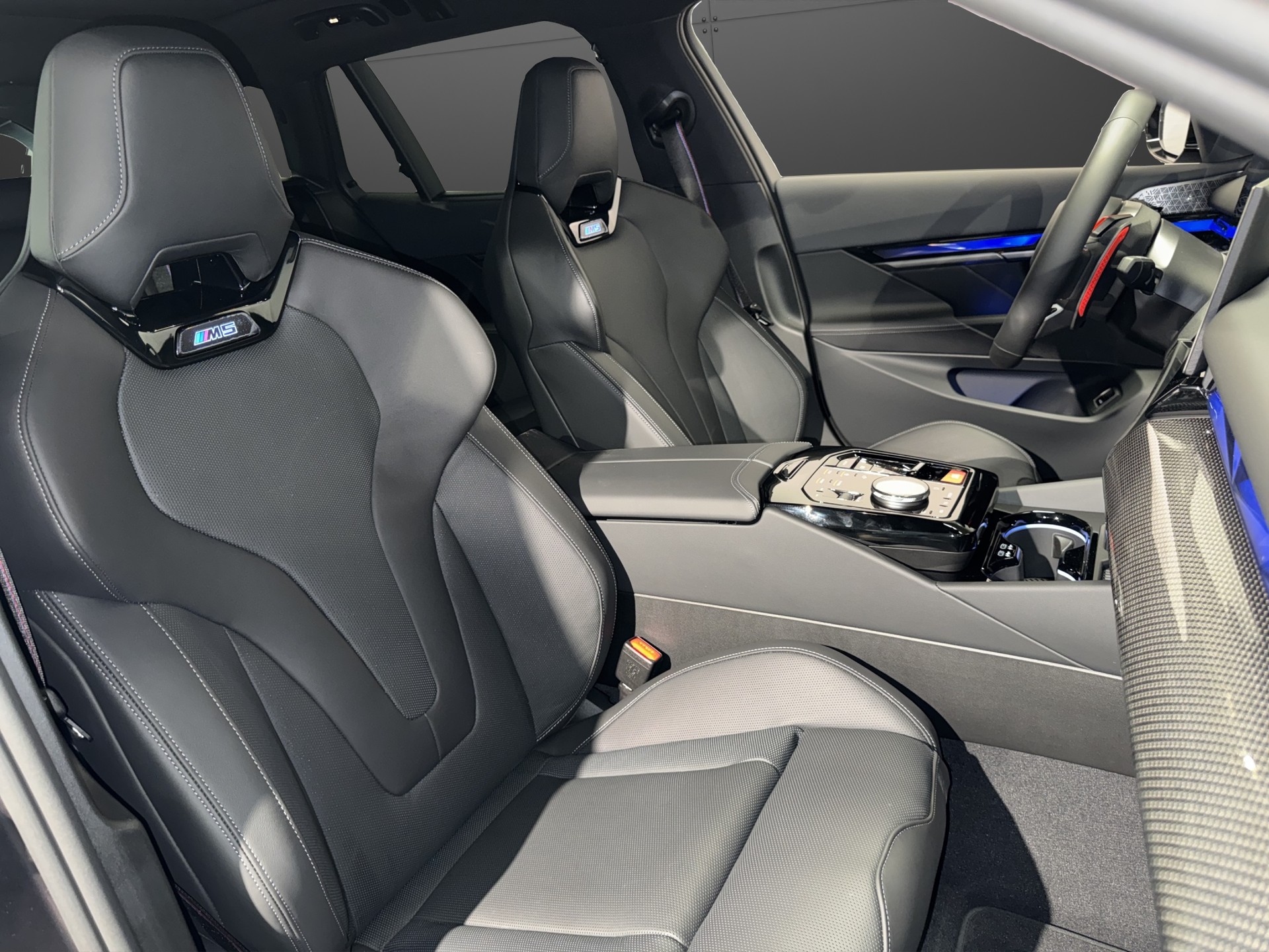 BMW M5 xDrive Touring-image-10