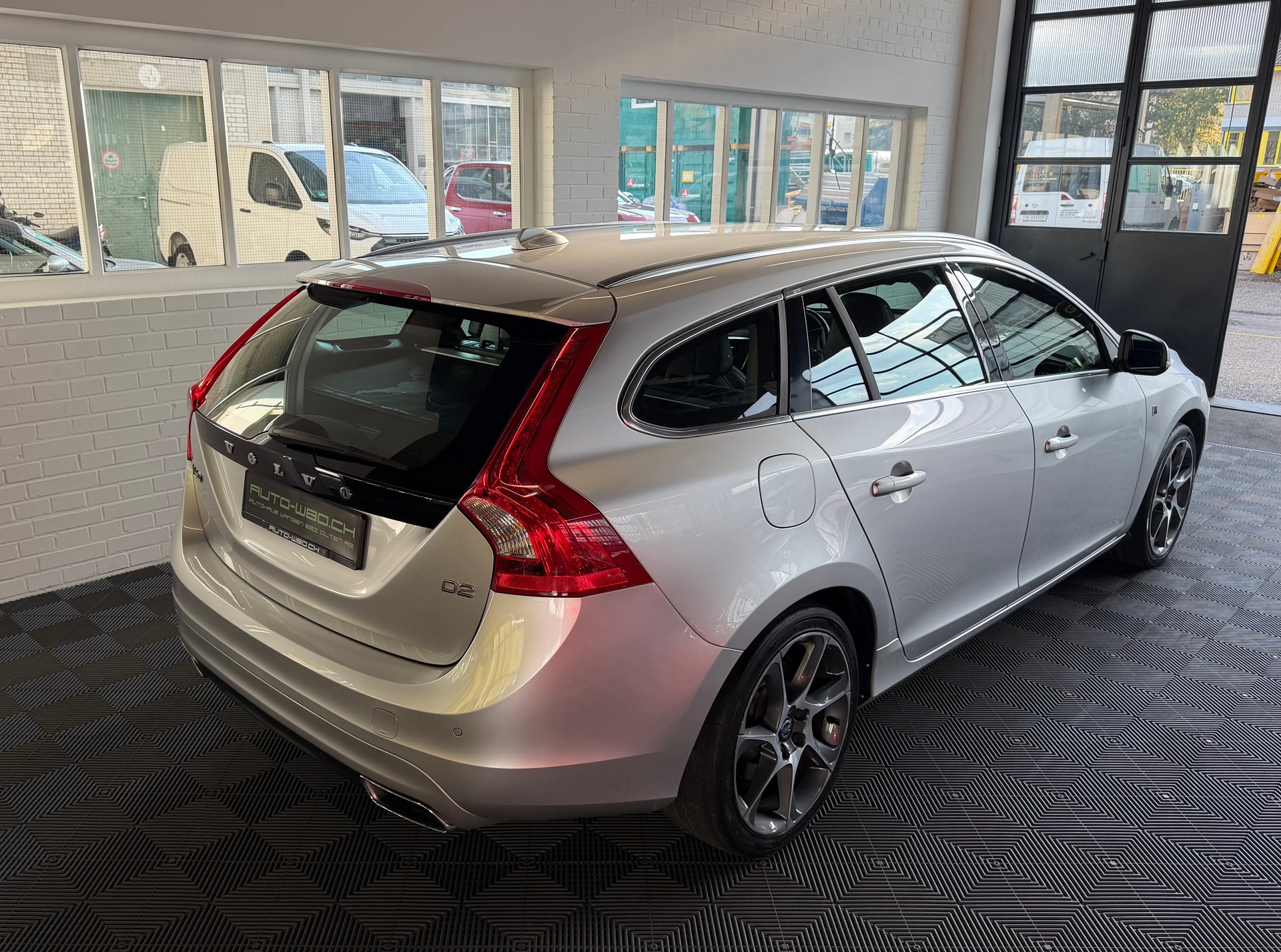 VOLVO V60 D2 OceanRace Geartronic-image-2